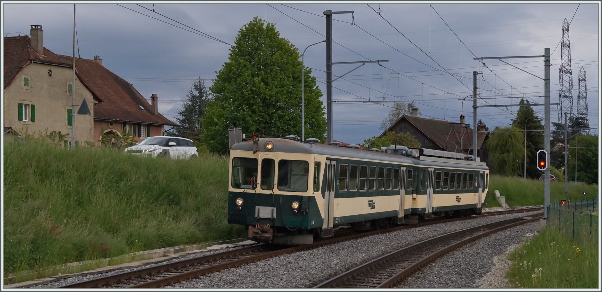 LEB Schnellzug 51 mit Bt 151 und Be 4/4 26 erreicht Romanel s/Ls. 
25. April 2014