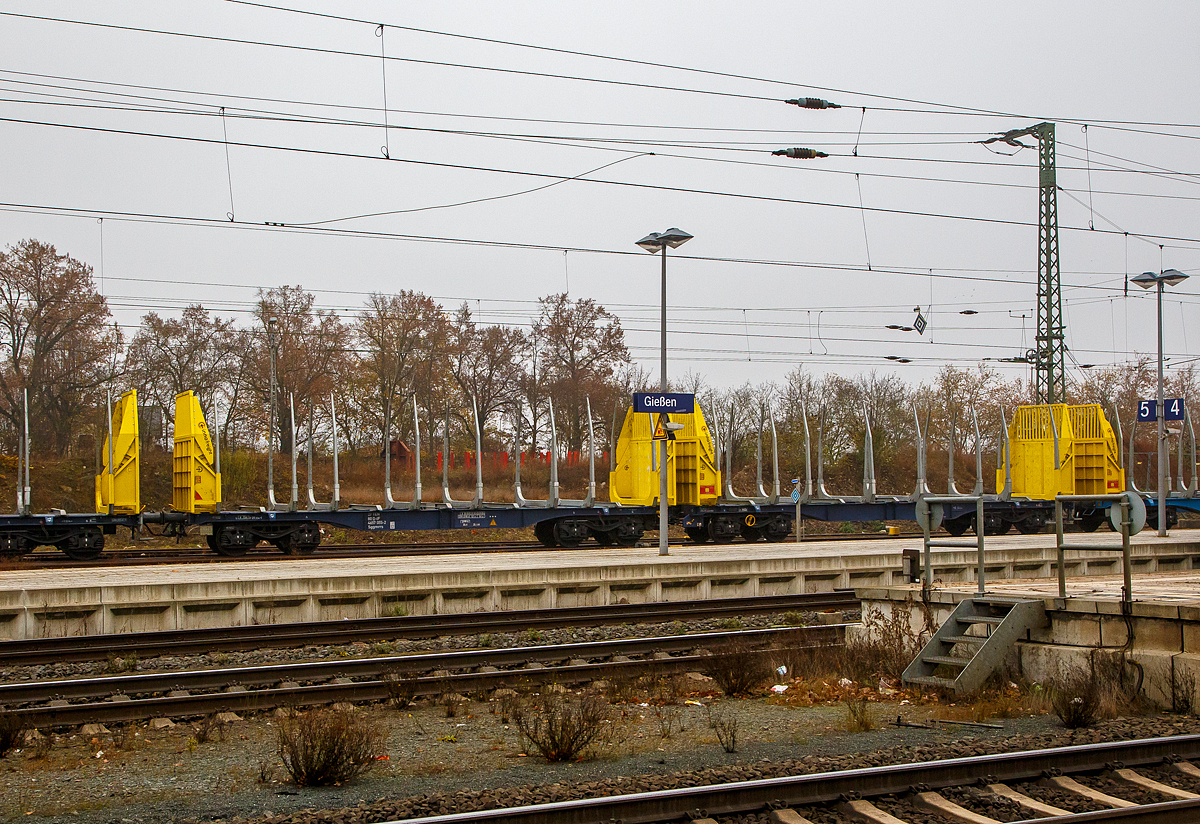 Leerer 2 x vierachsiger Flachwagen in Sonderbauart (Doppelwagen) der Gattung Sggmrrs, 37 80 4657 055-2 D-IF der österreichischen INNOFREIGHT hier als Wagon für Holztransporte mit 32 Rungen bzw. Smart GigaWood-Waggon (2x45 ft InnoWaggon) am 12.11.2021 bei einer Zugdurchfahrt im Bahnhof Gießen.

Diese Wagen sind für Prozent mehr Zuladung pro Wagen ausgelegt. Der deutsche Holzlogistiker HLG Holzlogistik und Güterbahn (Bebra) hat z.Z. über 40 dieser GigaWood-Waggons angemietet. Hier sind die Wagen speziell mit 32 Rungen für den Holztransport für Holzlänge ab 3m eingerichtet, sie können aber auch schnell für andere Einsatzzwecke umgebaut werden (modulare Container-System).

TECHNISCHE DATEN:
Spurweite: 1.435 mm (Normalspur)
Achsenanzahl : 8 pro Doppelwagen
Länge über Puffer : 29.520 mm
Drehzapfenabstand: 9.520 mm
Achsabstand in den Drehgestellen: 1.800 mm
Raddurchmesser: 920 mm (neu)
Eigengewicht : 39.000 kg
Max. Geschwindigkeit: 100 km/h
Max. Zuladung pro Doppelwagen: 141 t (ab Streckenklasse D)
Max. Ladevolumen pro Doppelwagen: 110 m³
Ladelänge: 2 x 13.436 mm (2 x 45 ft)
Ladegut: Rundholz ab 3 m länge
Entlademöglichkeiten: Logstacker oder Highlifter
Intern. Verwendungsfähigkeit: TEN-GE
