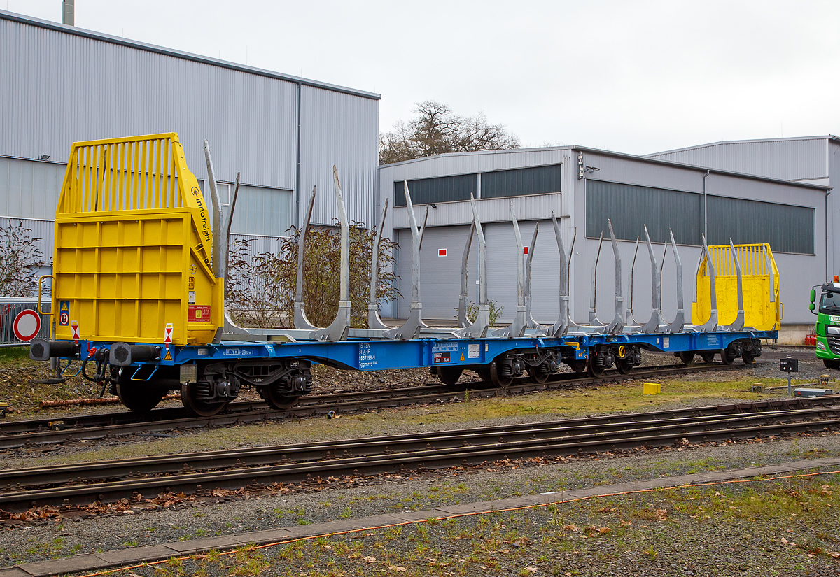 Leerer 2 x vierachsiger Flachwagen in Sonderbauart (Doppelwagen), 35 81 4657 199-9 A-IF, der Gattung Sggmrrs S240, der �sterreichischen INNOFREIGHT hier als Wagon f�r Holztransporte mit 10 Rungenpaaren bzw. Smart GigaWood-Waggon (IW 90ft 5x5 InnoWaggon) am 19.12.2021 abgestellt in Siegen-Eintracht auf der Gleisanlage der KSW - Kreisbahn Siegen-Wittgenstein (Eisern-Siegener Eisenbahn NE 437).

Der Wagen wurde 2021 von T�V Gredelj in Kroatien unter der Nr. 005 A. Der slowakische Hersteller Tatravag�nka steht zudem, wohl als Lizenzgeber, auch auf dem Fabrikschild.

Diese Wagen sind f�r Prozent mehr Zuladung pro Wagen ausgelegt. Der deutsche Holzlogistiker HLG Holzlogistik und G�terbahn (Bebra) hat z.Z. �ber 40 dieser GigaWood-Waggons angemietet. Hier sind die Wagen speziell mit 10 Rungenpaaren (20 Rungen) f�r den Holztransport f�r Holzl�nge 4 oder 5 m (vorw. 5 m) eingerichtet, sie k�nnen aber auch schnell f�r andere Einsatzzwecke umgebaut werden (modulare Container-System).

TECHNISCHE DATEN:
Spurweite: 1.435 mm (Normalspur)
Achsenanzahl : 8 pro Doppelwagen (in 4 Drehgestellen)
L�nge �ber Puffer : 29.520 mm
Drehzapfenabstand: 9.520 mm
Achsabstand in den Drehgestellen: 1.800 mm
Raddurchmesser: 920 mm (neu)
H�he der Ladefl�che: 1.155 mm
Eigengewicht : 36.000 kg
Max. Geschwindigkeit: 100 km/h
Max. Zuladung pro Doppelwagen: 144 t (ab Streckenklasse D)
Max. Ladevolumen pro Doppelwagen: 124 m�
Ladequerschnitt: 8 m�
Ladel�nge: 28.130 mm (90 ft)
Ladegut: Rundholz in 4 oder 5m L�nge
Ladem�glichkeit: 6 x 4 m Pakete oder 5 x 5 m Pakete
Entladem�glichkeiten: Logstacker oder Highlifter
Bremse: KE-GP-A (K)
Bremssohle: Jurid 822
Kleinster befahrbarer Gleisbogen: R = 75m
Intern. Verwendungsf�higkeit: TEN-GE