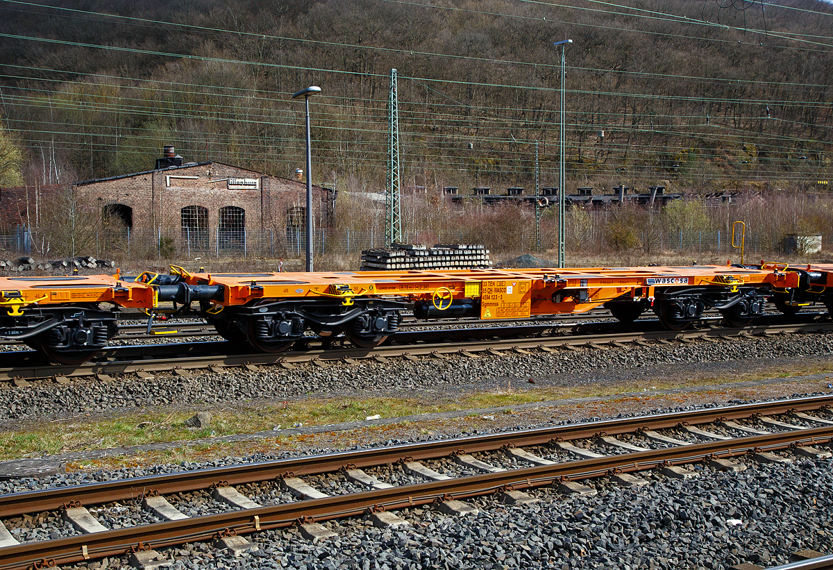 Leerer und neuer 4-achsiger Drehgestell - 40‘ Containertragwagen, für den Transport von intermodalen Ladeeinheiten, 33 85 4594 123-3 CH-WASCO, der Gattung Sgmmnss 738 der WASCOSA AG (eingestellt in Bulgarien) am 26.03.2021 im Zugverband bei der Durchfahrt in Dillenburg.

TECHNISCHE DATEN:
Spurweite: 1.435 mm
Länge über Puffer: 14.120 mm
Drehzapfenabstand: 9.080 mm
Achsabstand im Drehgestellen: 1.800 mm
Laufraddurchmesser: 920 mm (neu) / 860 mm (abgenutzt)
Eigengewicht: 16,05 t  +/- 3%
Max. Zuladung bei Lastgrenze S: 73,9 t (ab Streckenklasse D)
Max. Zuladung bei Lastgrenze SS: 63,9 t (ab Streckenklasse C)
Max. Geschwindigkeit: 100 km/h (S) / 120 km/h (SS) 
Kleinster befahrbarer Gleisbogen: R 75 m
Ladelänge: 12.880 mm
Höhe der Ladeebene über S.O.: 1.155 mm
Bremse: KE-GP-A
Bremssohle: Jurid 816M
Feststellbremse: Ja 
Intern. Verwendungsfähigkeit: TEN GE
