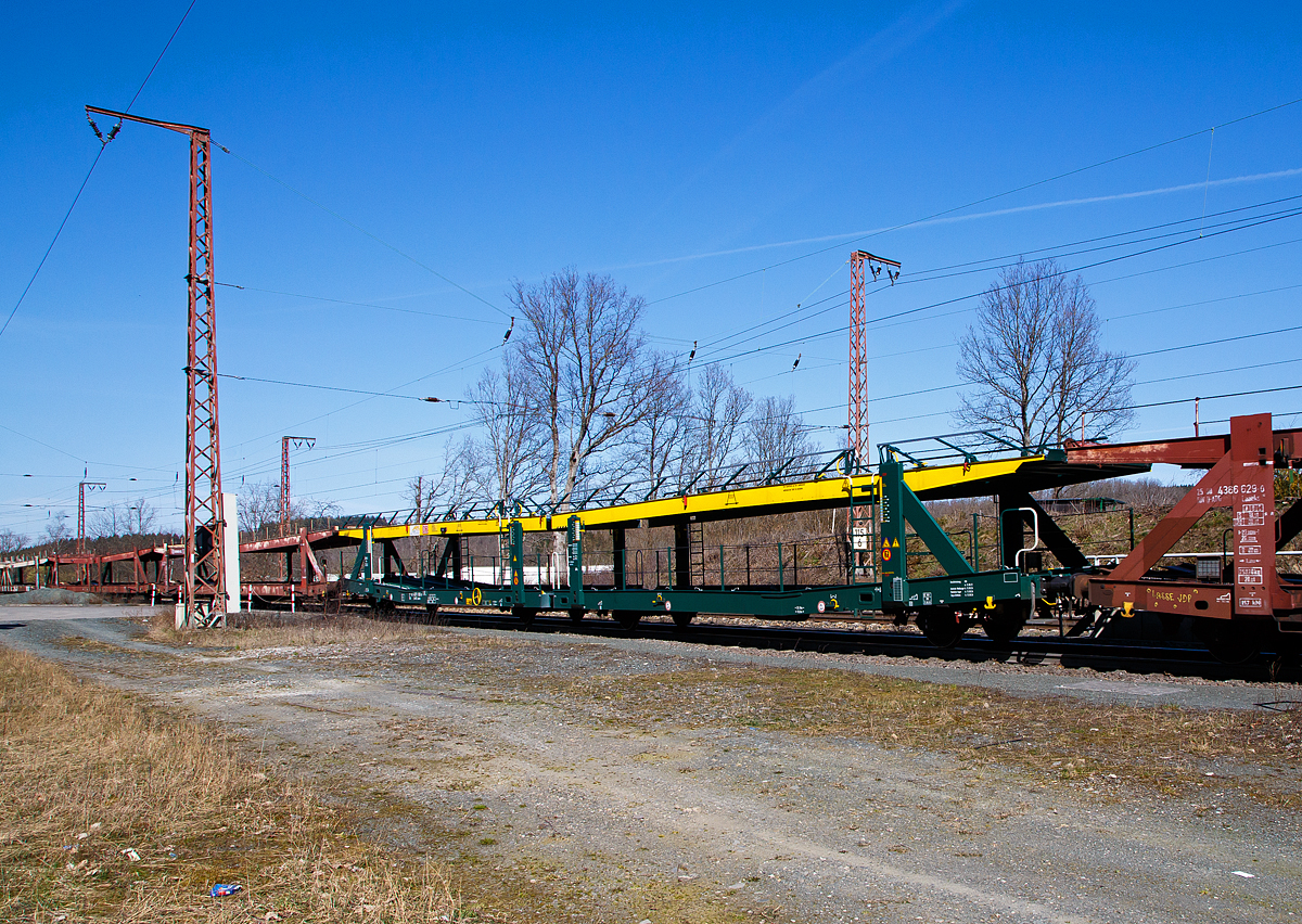 Leerer offener vierachsiger Doppelstock- Autotransportwaggon 27 80 4371 183-9 D-ARS, der Gattung Laaers 560.1 (BA 5.854), der ARS Altmann AG, am 30.03.2021 im Zugverband bei der Durchfahrt in Rudersdorf (Kr. Siegen) auf der Dillstrecke.

Diese Waggons haben zwei Ladeebenen und sind für den europaweiten Transport geeignet. Sie werden für den internationalen Transport von PKWs, Geländewagen, und Vans eingesetzt und bieten maximale Flexibilität durch eine stufenlos verstellbare obere Ladeebene. Aufgrund der hohen Lastgrenze (34t) ist der Transport von besonders schweren Fahrzeugen der genannten Typen möglich. Damit sowohl ein typenreiner Transport als auch eine Mischverladung in den unterschiedlichen Lademaßen möglich ist, kann die obere Ladeebene hinsichtlich der Transportstellungen stufenlos eingestellt werden.

Der Laaers 560.1 ist eine neu entwickelte Autotransportwageneinheit und besteht aus zwei zweiachsigen Wagenelementen, die mit einer im Betrieb nicht trennbaren Kurzkupplung (mit einer Bruchkraft von 1.000 kN) miteinander verbunden sind. Sie verfügt über stufenlos verstellbare Hebe- und Senkeinrichtungen für die oberen Ladeebenen. Sowohl die beiden unteren als auch die beiden oberen Ladeebenen der Wageneinheit sind jeweils für 9 t Zuladung ausgelegt. Die Lastgrenze für die Wageneinheit beträgt max. 34 t (je Wageneinheitshälfte 17 t). Die Struktur der Wageneinheiten ist für Pkw / Van mit einem Gesamtgewicht von 2800 kg und Radlasten von 1000 kg ausgelegt.

Die oberen Ladeebenen sind über jeweils vier dreigängige Spindeln und Tragsäulen mit dem Untergestell verbunden. Die Säulenpaare lassen sich getrennt bedienen, damit die oberen Ladeebenen an den Fahrzeugenden - notwendig zur Be- und Entladung - rampenartig gestellt werden können. 

TECHNISCHE DATEN:
Gattung: Laaers 560.1 (BA 5.854),
Spurweite: 1.435 mm
Anzahl der Achsen: 4
Länge über Puffer : 31.000 mm
Achsabstände: 10.000 mm / 5.160 mm / 10.000 mm
Laufraddurchmesser (neu): 840 mm (außen) / 730 mm (mitleren)
Ladelänge : 30.070 mm (unten) / 30.550 mm (oben)
Höchstgeschwindigkeit: 100 km/h (120 km/h leer)
Eigengewicht: 30.000 kg
Nutzlast: 34,0 t ab Streckenklasse B (max. 17 t pro Ebene)
Kleinster befahrb. Gleisbogenhalbmesser: 75 m
Bremse: KE-GP-A
Verwendungsfähigkeit: TEN GE
