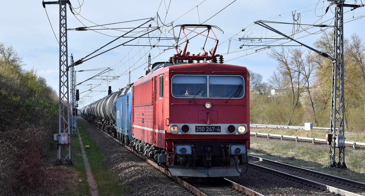 LEG - Leipziger Eisenbahnverkehrsgesellschaft mbH, Leipzig mit ihrer  250 247-4  [NVR-Nummer: 91 80 6155 247-0 D-LEG] + der geleasten nortrail Smartron   192 013  [NVR-Nummer: 91 80 6192 013-1 D-NRAIL] und Kesselwagenzug am Haken am 02.04.26 Höhe Bahnhof Berlin-Hohenschönhausen.