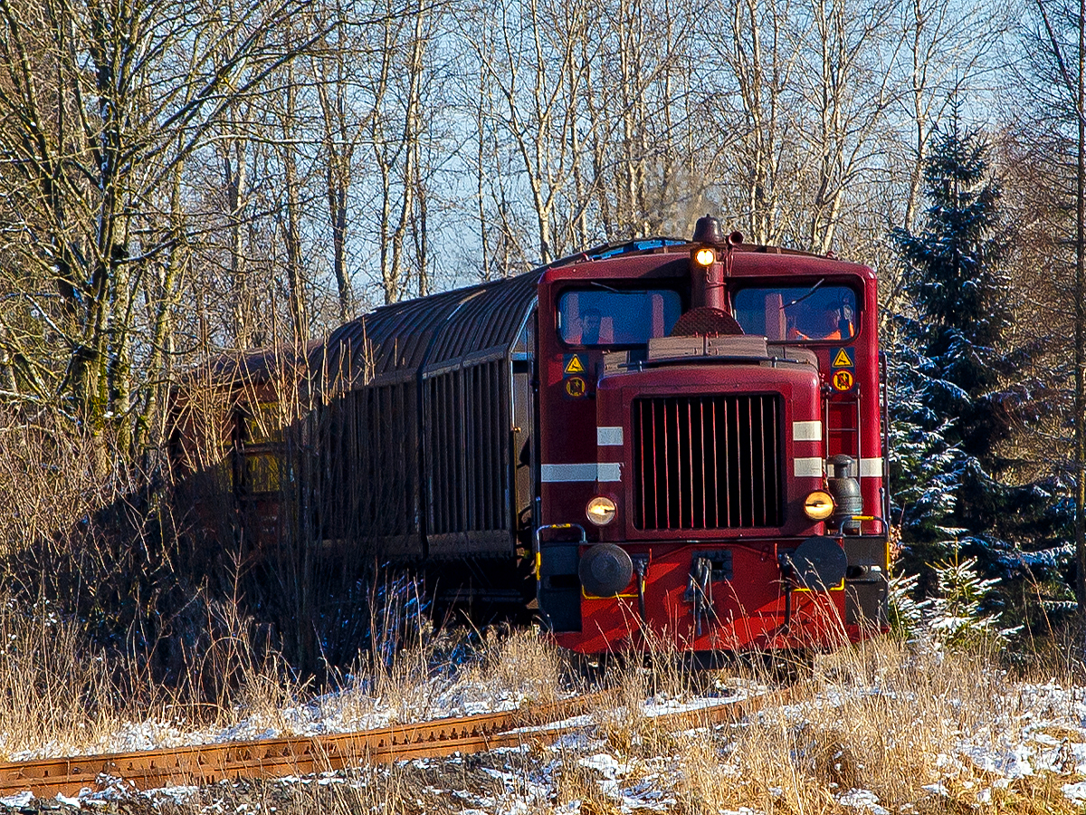 
Leider auch schon historisch der Güterverkehr am Westerwald....Hier mit einem Hauch von Winter....
Die V 26.3 (Lok 3) der Westerwaldbahn (WEBA) eine Jung R 30 B, fährt am 16.02.2016 ihrem Güterzug von Weitefeld, via Bindweide, nach Scheuerfeld/Sieg, hier beim Elkenrother Weiher (zwischen Weitefeld und Elkenroth).

Die Jung Lok vom Typ R 30 B wurden bei der Firma Jung in Kirchen/Sieg 1957 unter der Fabriknummer 12748 gebaut und als V 26.3 an die WEBA geliefert. Sie hat die NVR-Nummer 98 80 3944 005-8 D-WEBA.
