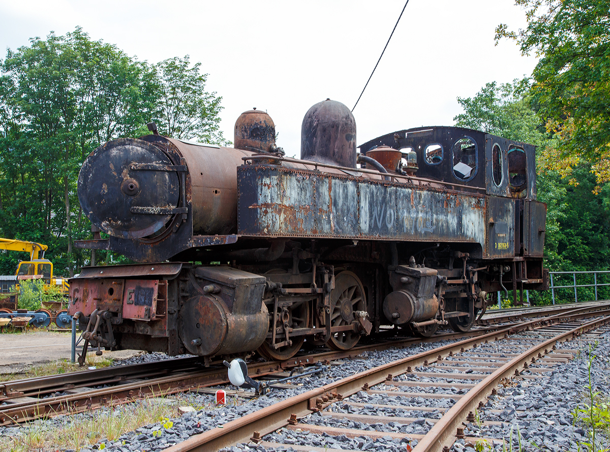 Leider ein tristes Dasein, aber Ziel der Brohltalbahn ist es, diese Lokomotive eines Tages wieder betriebsfähig herzurichten....

Die 1.000 mm Malletdampflok BBn4vt E 168 der Brohltal Eisenbahn, ex E 168 (3 069 168-5) der portugiesischen Staatsbahn CP (Companhia dos Caminhos de Ferro de Portugueses), ex MD 408 (Caminhos de Ferro do Estado Minho e Douro), abgestellt beim Bahnhof Brohl (BE), am 24.05.2015.

Die Lok wurde 1908 von Henschel & Sohn in Kassel unter der Fabriknummer 8915 gebaut.

Technische Daten:
Bauart: B'Bn4vt
Spurweite : 1.000 mm
Fahrgeschwindigkeit: 40 km/h
Kesselüberdruck: 14 kp/cm2
Dienstmasse: 40,0 t
Achsfahrmasse: 10,0 t
Wasserkasteninhalt: 4,5 m3
Brennstoffvorrat: 1,3 t (Kohle)

Eine Schwesterlok, die ex CP E 164 ist betriebsfähig bei der Chemins de fer du Jura (CJ).
