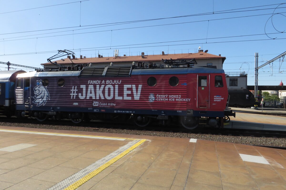 Leider in Gegenlicht: CD 362 161 wirbt für das Eishockey-Tournament in Praha hl.n. am 20 September 2020.