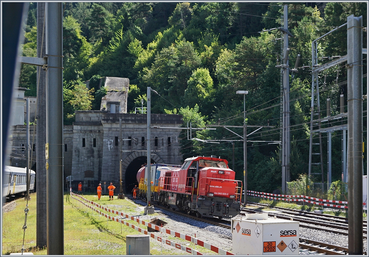 Leider nur ein (nicht besonders guter) Schnappschuss aus dem Zug mit der SBB Am 843 023-3 beim Nordportal des Simplontunnels. Da durch die baubedingte Sperrung Iselle-Domo der Verkehr durch den Tunnel sehr gering ist, nutzt man wohl die Gunst der Stunde und führt Unterhaltsarbeiten durch. 

19. August 2020