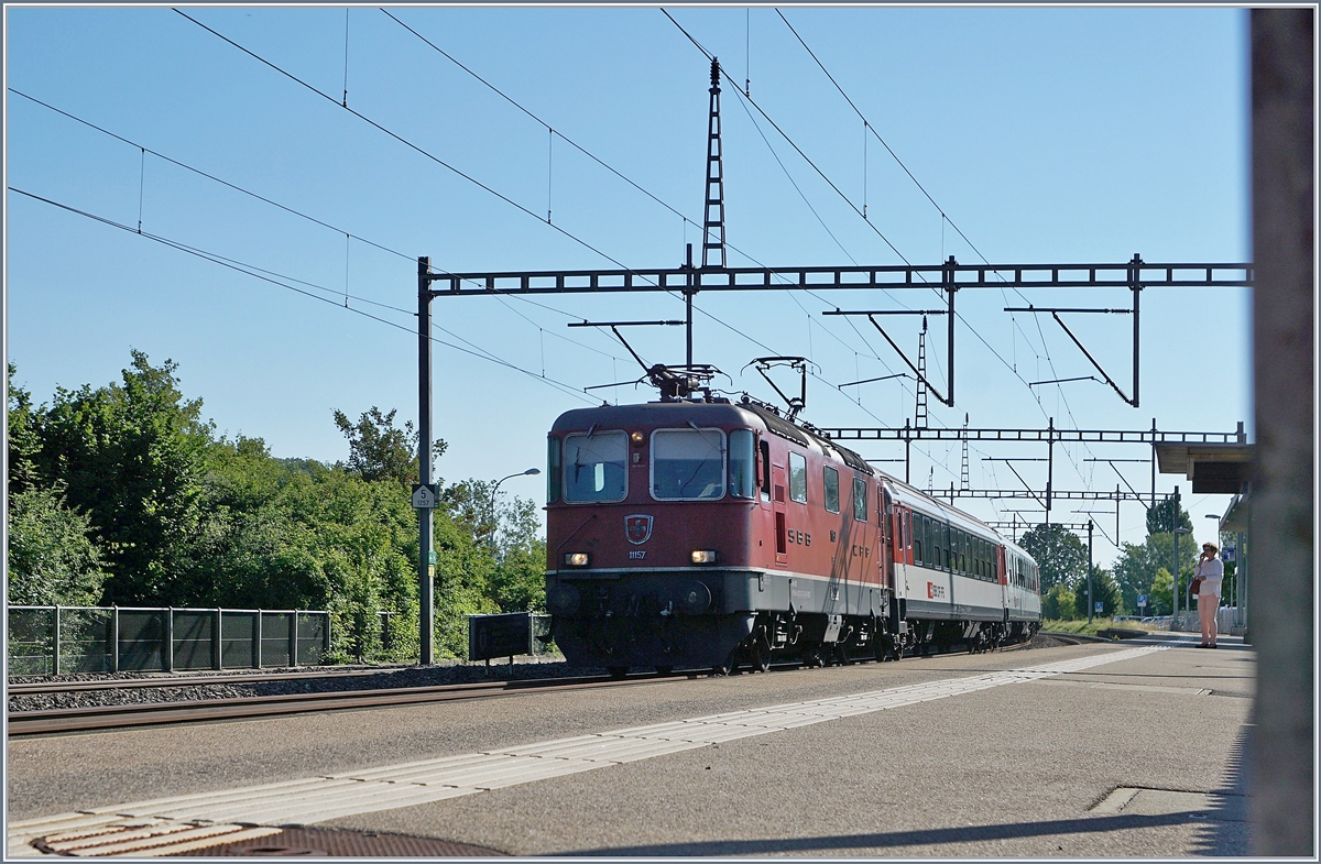 Leider nur im Gegenlicht konnte ich die SBB Re 4/4 II 11157 mit ihrem HVZ IR auf der Fahrt nach Genève in Genthod Bellevue fotografieren. 

19. Juni 2018
