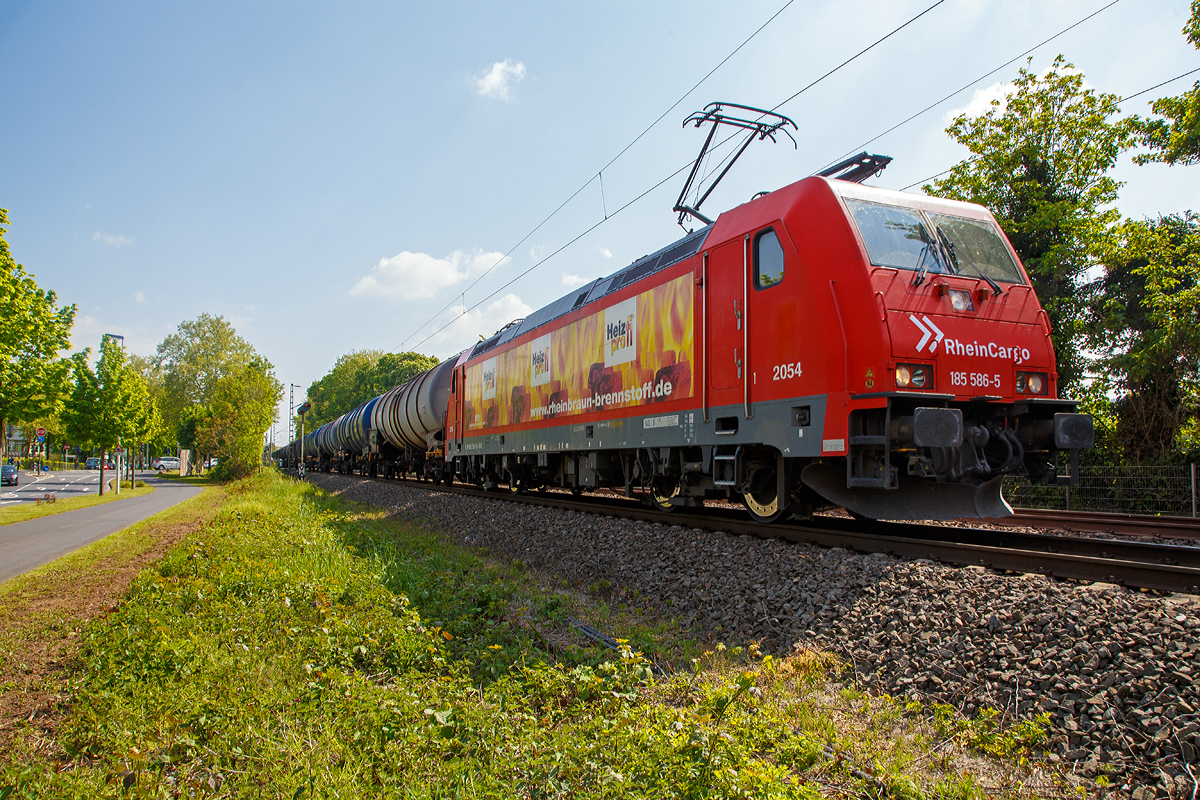 
Leider von der Schattenseite.....
Die RheinCargo 2054 bzw. 185 586-5 (91 80 6185 586-5 D-RHC)  Heizprofi , ex HGK 185 586-5, fährt am 30.04.2019 mit einem Kesselwagenzug durch Bonn-Gronau (nähe dem Bf Bonn UN Campus) in Richtung Köln.
