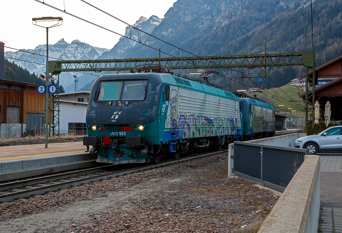 Leider sehr beschmiert....
In Doppeltraktion fahren zwei Brennerloks (ex Trenitalia E.412) am 26.03.2022 als Lokzug vom Brenner hinab kommend durch den Bahnhof Gossensa�/Colle Isarco in Richtung Bozen. Nochmal einen lieben Gru� an den netten Lokf�hrer zur�ck. Vorne die E412 005 (91 83 2412 005-7 I-MIR) und dahinter die E412 018 (91 83 2412 018-4 I-MIR), beide geh�ren heute zur Mercitalia Rail Srl., die aber auch eine 100%tige Tochter der Ferrovie dello Stato Italiane (FS, deutsch Italienische Staatseisenbahnen) ist. Sie betreibt heute die G�terverkehrssparte. 

Beide wurden 1997 vom damaligen Hersteller ABB Tecnomasio in Vado Ligure (Italien), sp�ter Bombardier, heute Alstom, gebaut und an die Trenitalia S.p.A. geliefert. Die E.412 005 unter der Fabriknummer 7420 und die E.412 018 unter der Fabriknummer 7433. 

Die Brennerloks vom Typ Adtranz 112E sind �hnlich denen sp�ter von Bombardier in Polen (2001/2) gebauten 8 Loks f�r die polnische PKP - Polskie Koleje Państwowe vorgesehen EU43 vom Typ Bombardier 112E. Der Verkauf scheitere aus finanziellen Gr�nden seitens der PKP. Die 8 polnischen Loks sind danach an die italienische Gesellschaft RTC (Rail Traction Company) verkauft worden, die polnische Bezeichnung EU43 wurde sp�ter an Lokomotiven der TRAXX-Variante MS2 vergeben.

Auch wenn die Lok nur zwei Stromabnehmer der Bauart WBL 85 haben, sind es elektrische Mehrsystemlokomotiven f�r 15 kV, 16,7 Hz Wechselstrom und 3 kV bzw. 1,5 kV Gleichstrom. Jeeils ein Stromabnehmer ist f�r Gleichspannung (F�hrerstand A, italienische Palette) und einer f�r Wechselspannung (F�hrerstand B, deutsch-�sterreichische Palette). Die Lokomotiven verf�gt �ber eine elektrische Nutzbremse.

Urspr�nglich war f�r beide Baureihen die Zulassung f�r �sterreich und Deutschland vorgesehen. Die �BB hatte zun�chst die Zulassung verweigert und erst 2006 erteilt. Auch Zulassung f�r Frankreich (im S�den unter 1,5 kV =) war geplant wurde aber nicht erteilt bzw. Weiterverfolgt. 

Gro�er Unterschied ist, die FS E.412 habe das F�hrerpult links und nicht wie die EU43 rechts, daher sind beide in Italien in unterschiedlichen Baureihen eingeordnet. Auch die Anfahrzugkraft und Geschwindigkeit sind etwas anders.


Geschichte:
Im Jahr 1993 gaben die FS im Zuge der wachsenden internationalen Aktivit�ten der europ�ischen Bahngesellschaften Mehrsystemlokomotiven in Auftrag, die sowohl im italienischen 3-kV-Gleichstromnetz als auch im S�den von Frankreich (1,5 kV =) und insbesondere f�r den Brennerverkehr auch im �sterreichischen und deutschen Netz (15 kV, 16,7 Hz) einsetzbar sein sollte. Die Lokomotiven sollten sowohl f�r schnelle EuroCity-Z�ge als auch f�r den G�terverkehr einsetzbar sein. Die vier Prototyp-Lokomotiven wurden ab 1996 vom damaligen Hersteller ABB Tecnomasio (heute Alstom) in Vado Ligure, Italien, gebaut. Dieses Werk produziert nahezu ausschlie�lich f�r den italienischen Markt. 

Technik:
Die Lokomotiven laufen auf Drehgestellen mit Integriertem Gesamtantrieb (IGA), der auch bei den Lokomotiven der DB-Baureihe 101 und den italienischen E405 vorhanden ist, die Stromrichter �hneln denen der SBB Re 460. F�r den Antrieb werden Doppelsternmotoren verwendet, was Drehstrom-Asynchronmotoren mit zwei Wicklungssystemen in Sternschaltung im selben Geh�use sind – eine eher un�bliche Schaltung.

Der geschwei�te Wagenkasten in Stahlleichtbaukonstruktion st�tzt sich �ber Flexicoil-Schraubenfedern auf die Drehgestelle ab. Die Seitenw�nde aus Aluminium sind zur Erh�hung der Steifigkeit gesickt. Der estergek�hlte Transformator ist wie bei Neubaulokomotiven �blich unterflur angeordnet. Die Lokomotive ist mit Gruppenantrieb ausgef�hrt, wobei eine Antriebsgruppe aus einer Achse aus dem Drehgestell 1 und einer aus dem Drehgestell 2 besteht, eine ebenfalls un�bliche Anordnung.

Die Lokomotiven verf�gt �ber eine elektrische Nutzbremse. Es sind zwei Einholmstromabnehmer der Bauart WBL 85 vorhanden, je einer f�r Gleichspannung (F�hrerstand A, italienische Palette) und Wechselspannung (F�hrerstand B, deutsch-�sterreichische Palette).

In der Lokomotive sind zwei Stromrichter angeordnet. Unter Wechselstromsystemen wird die sekund�rseitige Spannung des Haupttransformators in einem Vierquadrantensteller (4QS) in eine Gleichspannung umgewandelt, welche in einen Gleichstromzwischenkreis eingespeist wird. Unter den Gleichstromsystemen erfolgt die Speisung des Zwischenkreises direkt aus der Fahrleitung.

Die Pulswechselrichter wandeln den Gleichstrom des Zwischenkreises in Dreiphasenwechselstrom zur Speisung der Fahrmotoren um. Im Gleichstromnetz sind zwei Pulswechselrichter in Serie geschaltet, die je ein Wicklungssystem der Fahrmotoren mit Strom versorgen, im Wechselstromsystem wird nur ein Pulswechselrichter ben�tigt, der die beiden parallel geschalteten Wicklungssysteme der Fahrmotoren mit Spannung versorgt.

Die Steuerung der Antriebe erfolgt durch ein rechnerunterst�tztes Betriebssystem. Die Lokomotiven sind mit 18-poligen IS-Steckdosen f�r die UIC-Leitung, einer Vielfachsteuerung und einer Speiseeinrichtung der Zugsammelschiene f�r Reisez�ge ausger�stet. Lauftechnisch sind die Lokomotiven f�r eine Geschwindigkeit von 220 km/h ausgelegt, jedoch in Italien nur f�r 200 km/h zugelassen. Ausger�stet wurden sie mit Fahrzeugeinrichtungen der Zugbeeinflussungen RS4 Codici (Italien) sowie punkt- und linienf�rmiger Zugbeeinflussung (�sterreich und Deutschland). Von einem Einsatz in Frankreich wurde abgesehen.

Die E 412 wurden mit dem damals �blichen XMPR-Anstrich der FS ausgeliefert, werden seit 2021 aber im Rahmen von Hauptuntersuchungen auf den neuen rot-grauen Anstrich der FS-Tochter Mercitalia Rail umlackiert.

TECHNISCHE DATEN:
Spurweite: 1.435 mm (Normalspur)
Achsformel: Bo'Bo'
L�nge: 19.400 mm
Drehzapfenabstand: 11.400mm
Achsabstand im Drehgestell: 2.650 mm
Dienstgewicht: 88 t
H�chstgeschwindigkeit: 150 km/h Italien (ausgelegt f�r 200 km/h) / 140 km/h Deutschland / 120 km/h �sterreich
Dauerleistung: 5.600 kW (15 kV AC) / 5.400 kW (3 kV DC) / 2.700 kW (1,5 kV DC)
Anfahrzugkraft: 280 kN
Stromsysteme: 15 kV, 16,7 Hz AC, 3.000 V DC und 1.500 V DC 
Anzahl der Fahrmotoren:  4� IGA-Drehstrom-Asynchronmotoren, Typ FIA 7065
Bremse: Druckluftbremse, el. Nutzbremse
Zugbeeinflussung: RS 4 Codici, PZB, LZB

