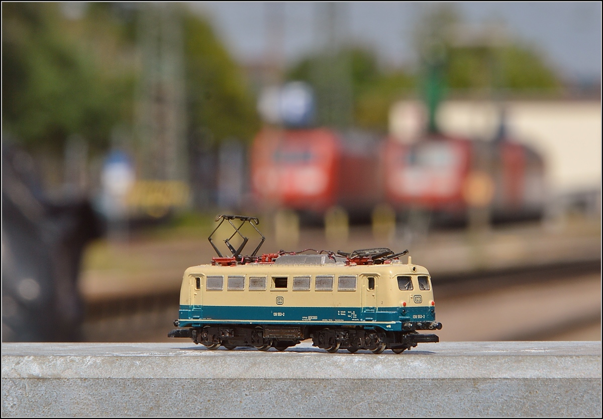 Leider sind die Einsätze des Singen-Klassikers 139 zum schaltjährlichen Ereignis zusammengeschrumpft, wie wohl die Lok auch. 139 533-2 im August 2015 an Gleis 2 in Singen (Htw).