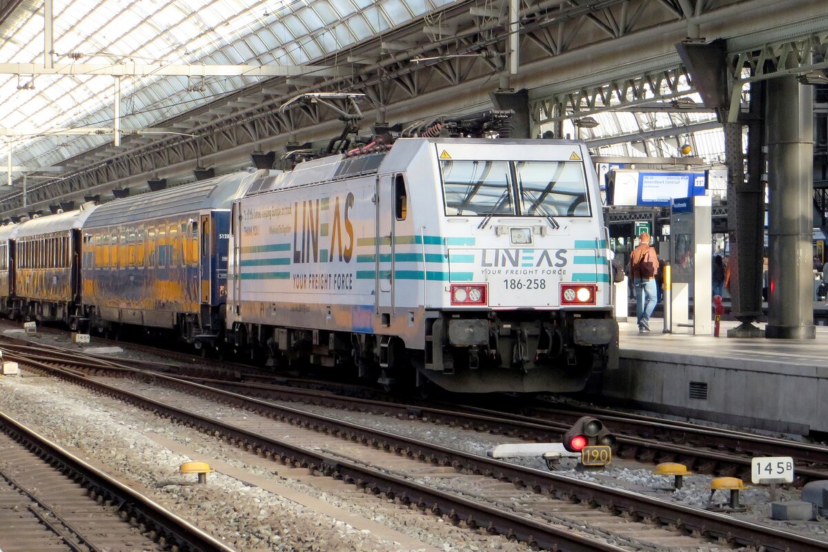 Leider in unschöne Lichtverhältnisse (Gegenlicht, Bahnsteighalle) aber doch: am 14 April 2022 steht Lineas 186 258 (mit ein Dankeschön für das Sorgpersonal während der COVID_19 Krise) am Kops der VSOE nach Venezia Santa-Lucia in Amsterdam Centraal. Die 186 258 wird dieser Zug bis Schaerbeek schleppen, wo eine NMBS HLE18 die Stüfe nach Aulnoye-Aymeries übernimmt. Dort steht eine SYBIC Baureihe 26000 aufs Program und die Schleppt die (dann schlafende) Reisenden nach Lyon, wo die letzte Stüfe mit wahrscheinlich eine Astride BB36300 volzogen werden soll.