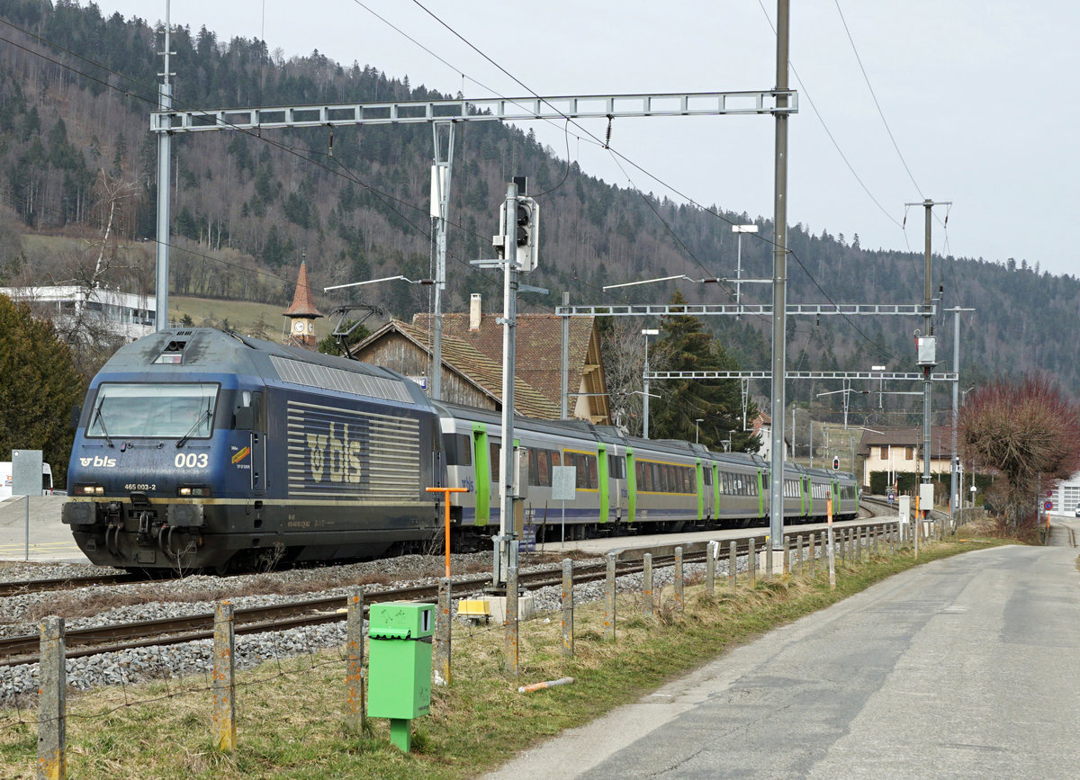 Letzte Fahrten der BLS EW lll Pendel zwischen Neuchâtel und La Chaux-de-Fonds. Am 28. Februar 2021 stehen die beliebten BLS EW llI Pendel, ehemals SBB SWISS EXPRESS, zum letzten Mal im Einsatz auf der Bergstrecke im Neuenburger-Jura, da ab dem 1. März 2021 bis zum 31. Oktober 2021 zwischen Neuchâtel und La Chaux-de-Fonds Bauarbeiten ausgeführt werden. Ich nehme an, dass bis zu diesem Zeitpunkt die alten Wagen ausrangiert werden können und alle die noch blauen Re 465 den neuen grünen Anstrich erhalten haben. Nach dem Refit sind die 465 nicht mehr tauglich für den Personenverkehr. Eine meiner letzten Aufnahmen vom 26. Februar 2021 eines auf die Abfahrt nach Neuchâtel wartenden Zuges mit der Re 465 003-2 im Bahnhof LES GENEVEYSs/COFFRANE.
Das BLS-Grün und das Robidog-Grün passen bestens zusammen. Zufall oder gar Absprache zwischen den beiden Unternehmen?
Foto: Walter Ruetsch
