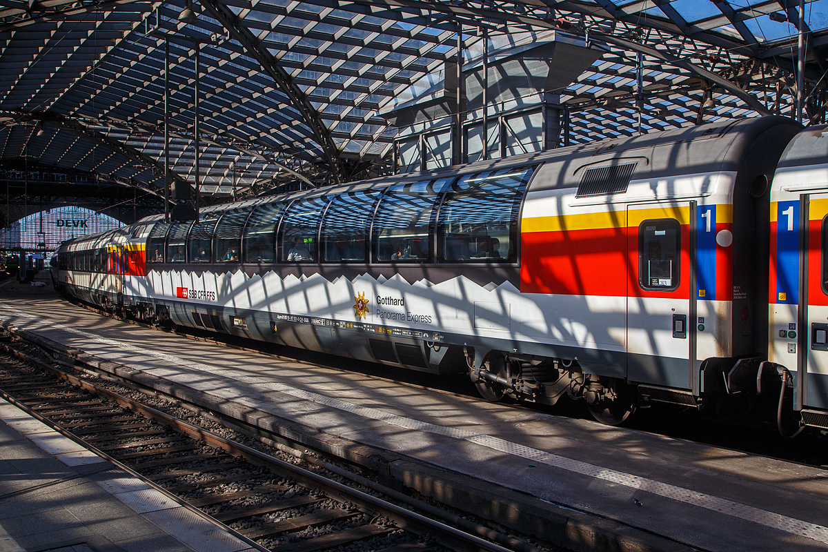 Licht und Schatten unter der bzw. durch Bahnsteigüberdachung vom Hbf Köln....
SBB Gotthard Panorama Express 1.Klasse Reisezugwagen (EC- Panorama-Wagen) Apm 61 85 10-90 101-0 CH-SBB am 12.08.2022 im Hbf Köln eingereiht in einen EC.

TECHNISCHE DATEN:
Spurweite: 1.435 mm
Anzahl der Achsen: 4 in 2 Drehgestellen
Länge über Puffer: 26.400 mm
Drehzapfenabstand: 19.000 mm
Eigengewicht: 49 t
Höchstgeschwindigkeit: 200 km/h
Sitzplätze: 54 (in der 1. Klasse)
Toiletten: 1
Bremse: Frein O-PR-Mg