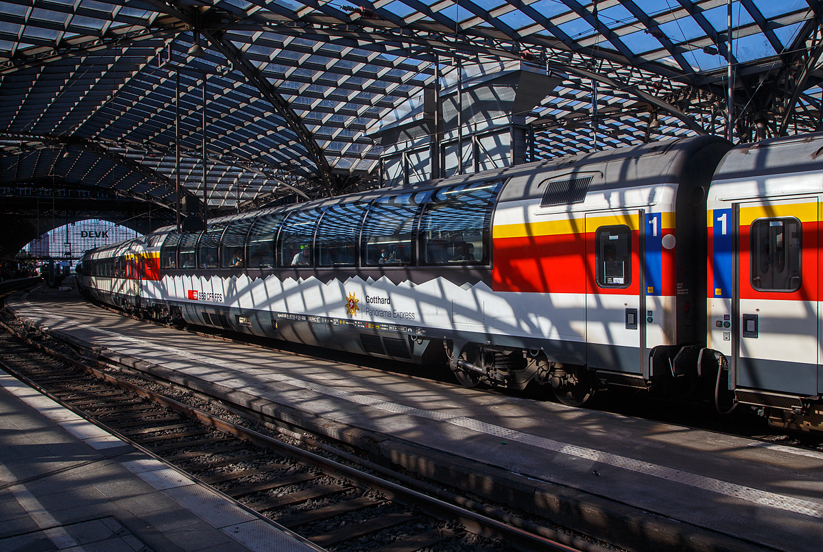 Licht und Schatten unter der bzw. durch Bahnsteigüberdachung vom Hbf Köln....
SBB Gotthard Panorama Express 1.Klasse Reisezugwagen (EC- Panorama-Wagen) Apm 61 85 10-90 101-0 CH-SBB am 12.08.2022 im Hbf Köln eingereiht in einen EC.

TECHNISCHE DATEN:
Spurweite: 1.435 mm
Anzahl der Achsen: 4 in 2 Drehgestellen
Länge über Puffer: 26.400 mm
Drehzapfenabstand: 19.000 mm
Eigengewicht: 49 t
Höchstgeschwindigkeit: 200 km/h
Sitzplätze: 54 (in der 1. Klasse)
Toiletten: 1
Bremse: Frein O-PR-Mg