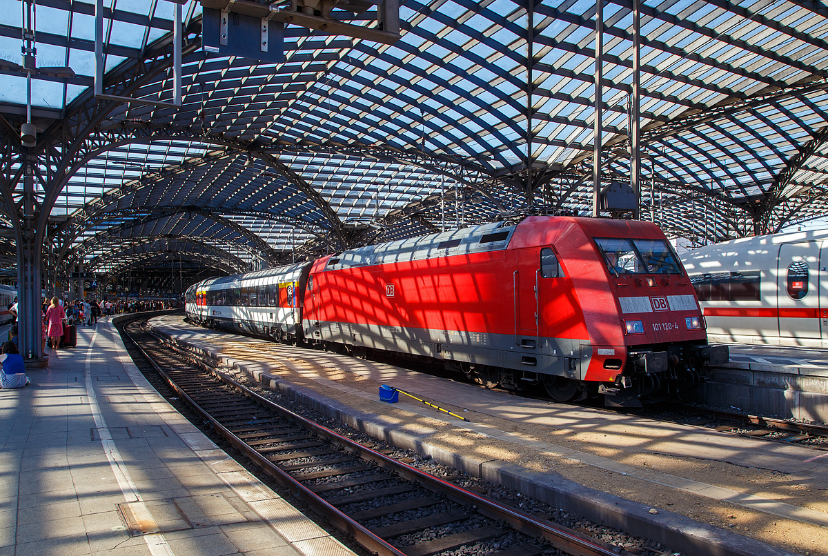 Licht und Schatten unter der bzw. durch Bahnsteigüberdachung vom Hbf Köln....
Die 101 120-4 (91 80 6101 120-4 D-DB) hat am 12.08.2022 mit einem Schweizer SBB EC den Hbf Köln erreicht.

Die Lok wurde 1998 von ABB Daimler-Benz Transportation GmbH (ADtranz) in Kassel unter der Fabriknummer 33230 gebaut.