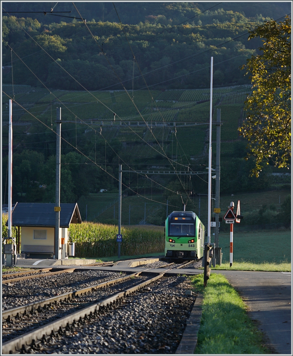 Licht- und Schattenspiel: aus dem schon sonnigen Rohnetal in Villy angekommen, verlässt  der TPC Beh 2/6 543  La Cathedral  nach dem kurzen Halt den Bahnhof, der noch etwas im Schatten der hohen Berge liegt.

11. Oktober 2021