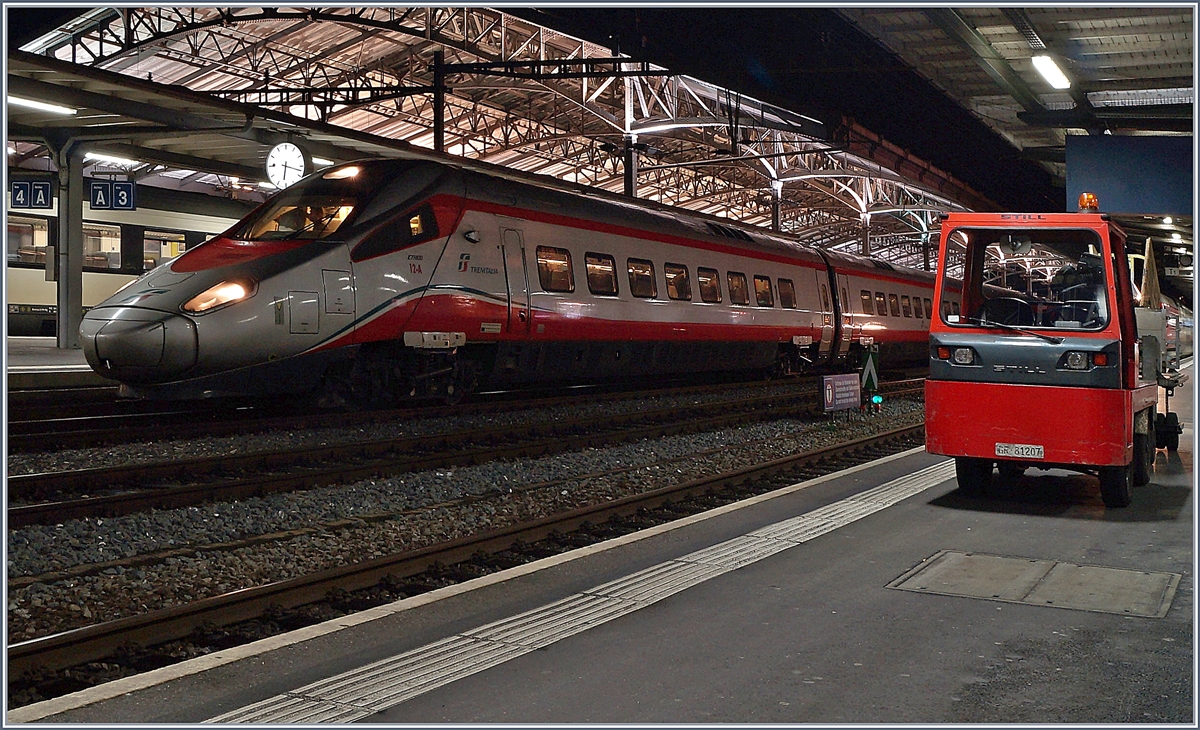 Lichtarme Fotografie hat auch ihren Reiz finde ich , auch wenn eich noch etwa üben muss.
Der FS ETR 610 012 wartet in Lausanne auf seine Abfahrt Richtung Milano.
18. Feb. 2018