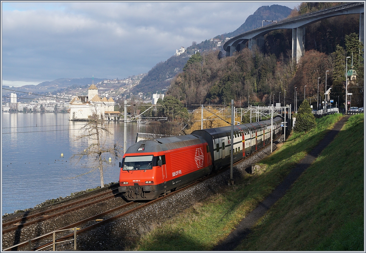 Lichttechnisch gesehen kam der IR 90 1715 nicht eine Sekunde zu früh: Die SBB Re 460 067-2 zieht die IC 2000 Wagengarnitur beim Château de Chillon Richtung Brig. 

Seit dem Fahrplanwechsel verkehrt zur Verbesserung der Pünktlichkeit ein IR 90 Umlauf mit Doppelstockwagen in den sonst weiterhin von EWIV geprägten IR90 Zügen zwischen Brig und Genève.

4. Januar 2020