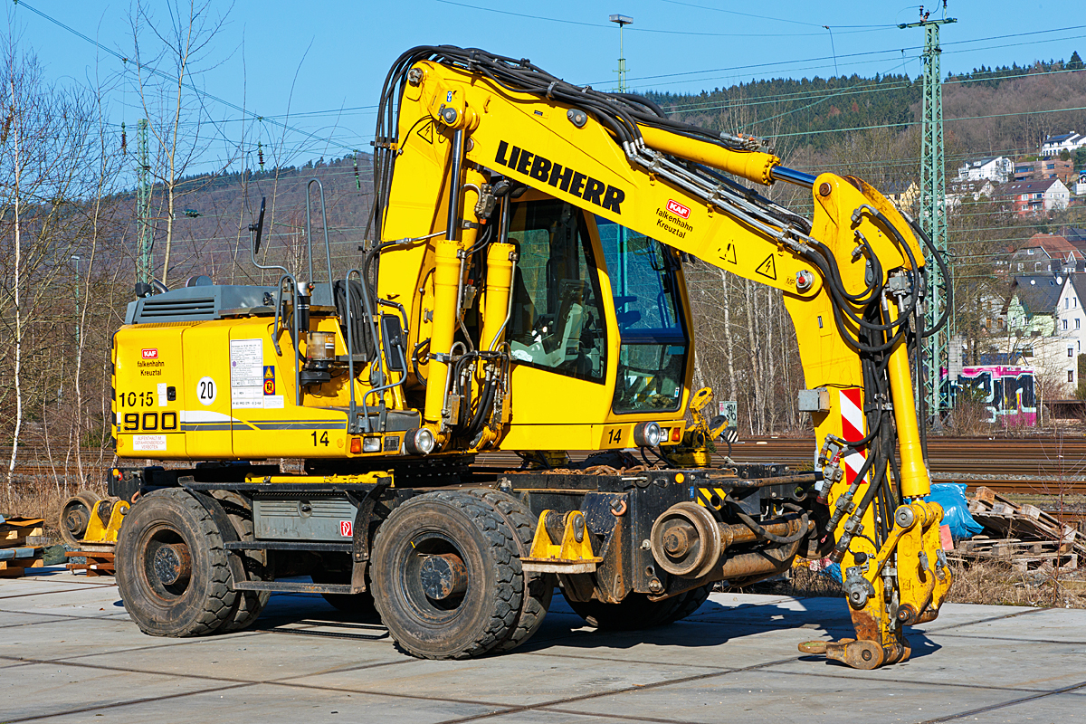 
Liebherr A 900 C ZW Li (Litronic) / 1031, Zweiwegebagger mit Vier-Punkt-Abst�tzung (Kleinwagen-Nr. 99 80 9903 079-8 D-KAF, EBA 07G06A 146) der KAF Falkenhahn Bau AG, Kreuztal (Nr. 14) am 15.02.2015 abgestellt in Betzdorf/Sieg. 

Der Zweiwegebagger hat ein Eigengewicht von 22,5 t, eine Anh�ngelast von 120 t und eine H�chstgeschwindigkeit von 20 km/h (in Weichen und Kreuzungen beschr�nkt auf 10 km/h), er hat eine Kfz -Bremse und eine Waggonbremsanlage. 
Weitere Daten: 
Fabriknummer (PIN): WLHZ 1031 PZKO 54356 
Baujahr:  2011 
Motornennleistung: 105 kW
