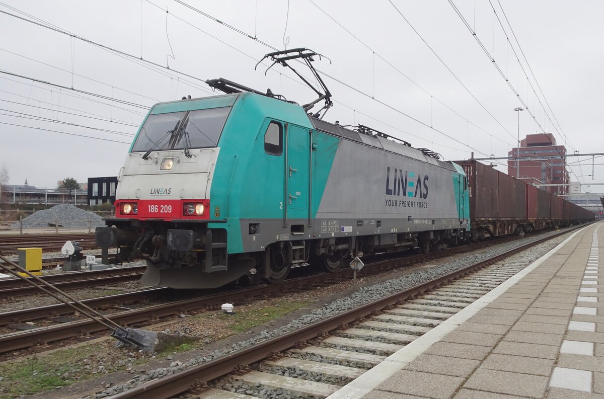 Lineas 186 209 -mit harminiierende Farben zwischen der Firmenlogo und die Alpha Trains Farben- steht am 17 Februar 2023 mit der Volvo-Zug in Amersfoort.