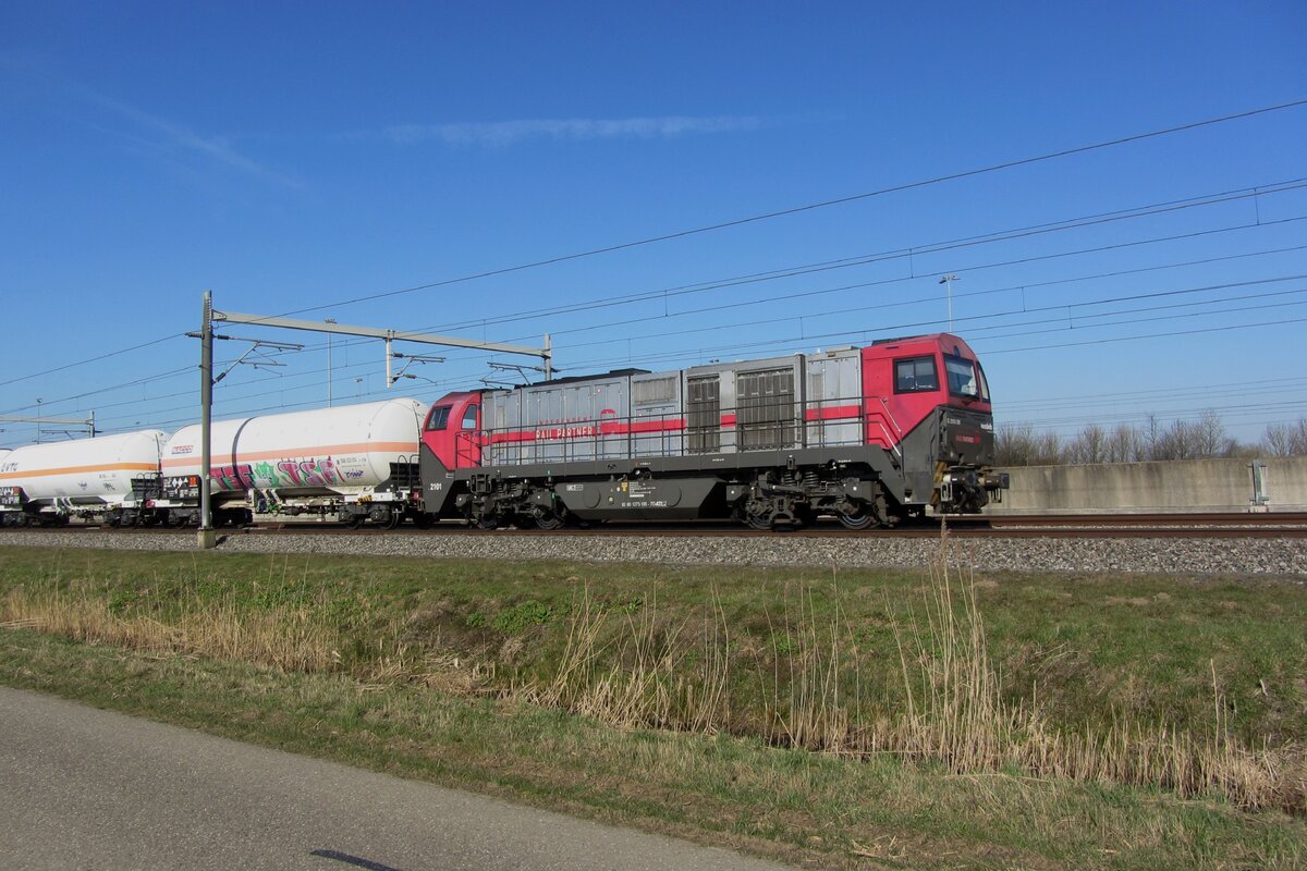 LIneas, ex-IRP, 2101 zieht ein Gaskesselwagenzug durch Valburg am 6 März 2025.