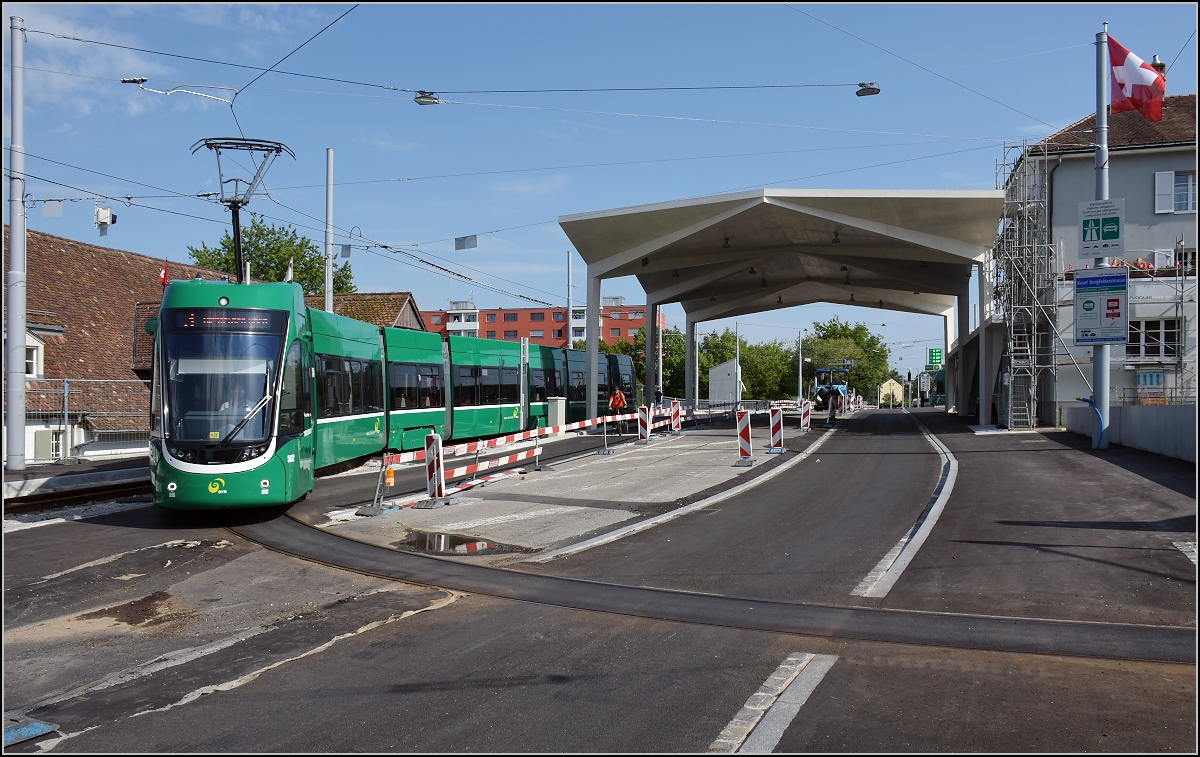 Linie 3 nach Frankreich. Flexity 5032 macht rund um das Zollgebäude Kehrt nach Basel. 
St. Louis, Juli 2017.
