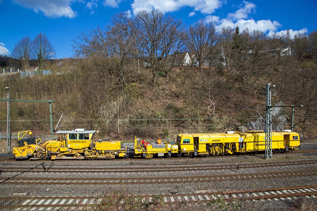 
Links die Plasser & Theurer Universalstopfmaschine 08 - 275 Unimat 3S Y (Schweres Nebenfahrzeug Nr. 97 43 41 523 17 - 9) und rechts die Plasser & Theurer Schotterverteil- und Planiermaschine SSP 110 SW (Schweres Nebenfahrzeug Nr. 97 16 40 575 18-1) beide Maschinen von der DGU (Deutsche Gleisbau Union) fahren am 05.04.2015 in Siegen vom Abstellbereich nun zum Einsatzort am Hbf Siegen. 

Die Unimat wurde 2001 von Plasser & Theurer unter der Fabriknummer 1172 gebaut und an die DGU geliefert. 
Die Schotterverteil- und Planiermaschine wurde 2002 von Plasser & Theurer unter der Fabriknummer 717 gebaut und an  Reisse Bau GmbH  geliefert, zwischenzeitlich war sie Struton Rail GmbH, nun ist sie bei der DGU angelangt.