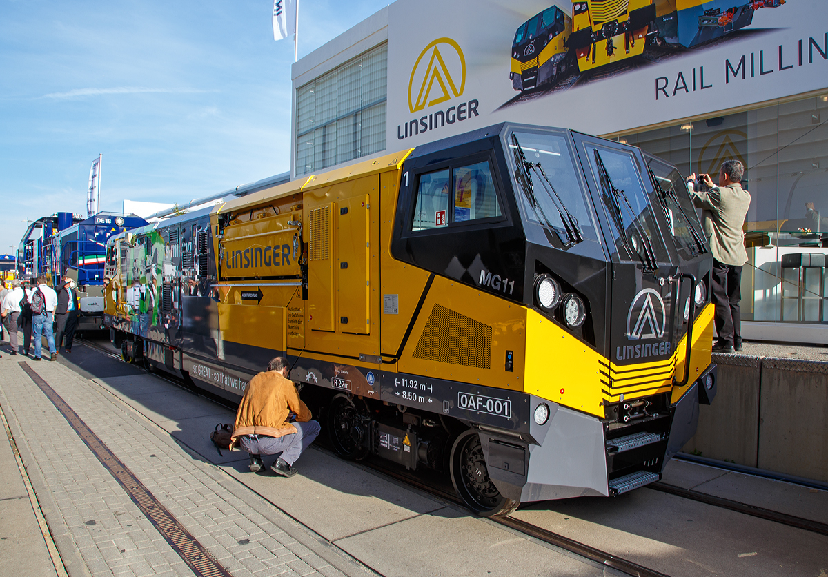 
LINSINGER Schienenfr�szug MG11 pr�sentiert auf der InnoTrans 2018 in Berlin (18.09.2018). Das einzige Fahrzeug seiner Art, welches sogar in die Londoner U-Bahn passt. Auch der Transport in einem 40 Fu� Container ist m�glich.

Das einzigartige und schlanke Design, gepaart mit der renommierten LINSINGER Schienenfr�s- und Schleiftechnologie setzt neue Ma�st�be.

TECHNISCHE DATEN (Normalspurausf�hrung): 
Spurweite: 1.435 mm  (Ausf�hrungen von 1.000 – 1.668 mm m�glich)
Achsanzahl: 4
L�nge �ber Puffer: 11.920 mm
Drehzapfenabstand: 8.500 mm
Raddurchmesser: 590 mm (neu) / 570 mm (abgenutzt)
Breite: 2.150 mm
H�he: 2.550 mm
Eigengewicht: 31 t
Achslast: max. 8,5 t
Hauptantrieb: Dieselmotor mit 242 kW Leistung
Antriebsart: Dieselelektrisch
H�chstgeschwindigkeit: 50 km/h
Kleister  befahrbarer Gleisradius: R = 22 m
Max. Steigung: 40‰
Arbeitseinheiten:  je eine Fr�seinheiten und Schleifeinheit pro Seite, elektrisch angetrieben.
Bearbeitungsgeschwindigkeit: 600 m/h bei max. 0,8 mm Abtrag
Max. Abtragung pro Durchlauf: 1,2 mm
Kleister Gleisradius f�r die Bearbeitung: 35 m 
Sp�nebeh�lter Volumen: 1,5 m�
