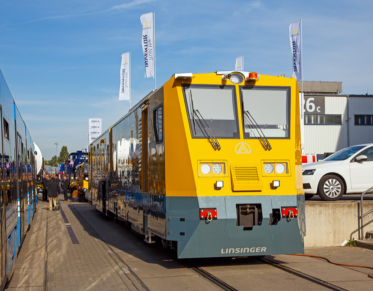 
LINSINGER Schienenfr�szug SF02T-FS pr�sentiert auf der InnoTrans 2018 in Berlin (18.09.2018). 

Beim Einsatz in U-Bahnen und Schmalspurnetzen �berzeugt diese Schienenbearbeitungsmaschine SF02T-FS mit geringen Achslasten und schlankem Design. Sie ist aber auch geeignet f�r Hochgeschwindigkeitsstrecken und von der DB gepr�ft und freigegeben.

TECHNISCHE DATEN (Normalspurausf�hrung): 
Spurweite: 1.435 mm  (Ausf�hrungen von 1.000 – 1.668 mm m�glich)
Achsanzahl: 6
L�nge �ber Puffer: 22.000 mm
Breite: 2.500 mm
H�he: 3.400 mm
Eigengewicht: 72 t
Achslast: max. 14 t
Hauptantrieb: Dieselmotor mit 420 kW Leistung
Antriebsart: Hydraulisch
H�chstgeschwindigkeit: 80 km/h
Kleister  befahrbarer Gleisradius: R = 50 m
Max. Steigung: 45‰
Arbeitseinheiten:  je zwei Fr�seinheiten und eine Schleifeinheit pro Seite, elektrisch angetrieben.
Bearbeitungsgeschwindigkeit: 6-16 m/min
Max. Abtragung pro Durchlauf: 1,2 mm
Max. Gleis�berh�hung: 150 mm
Sp�nebeh�lter Volumen: 5 m�
