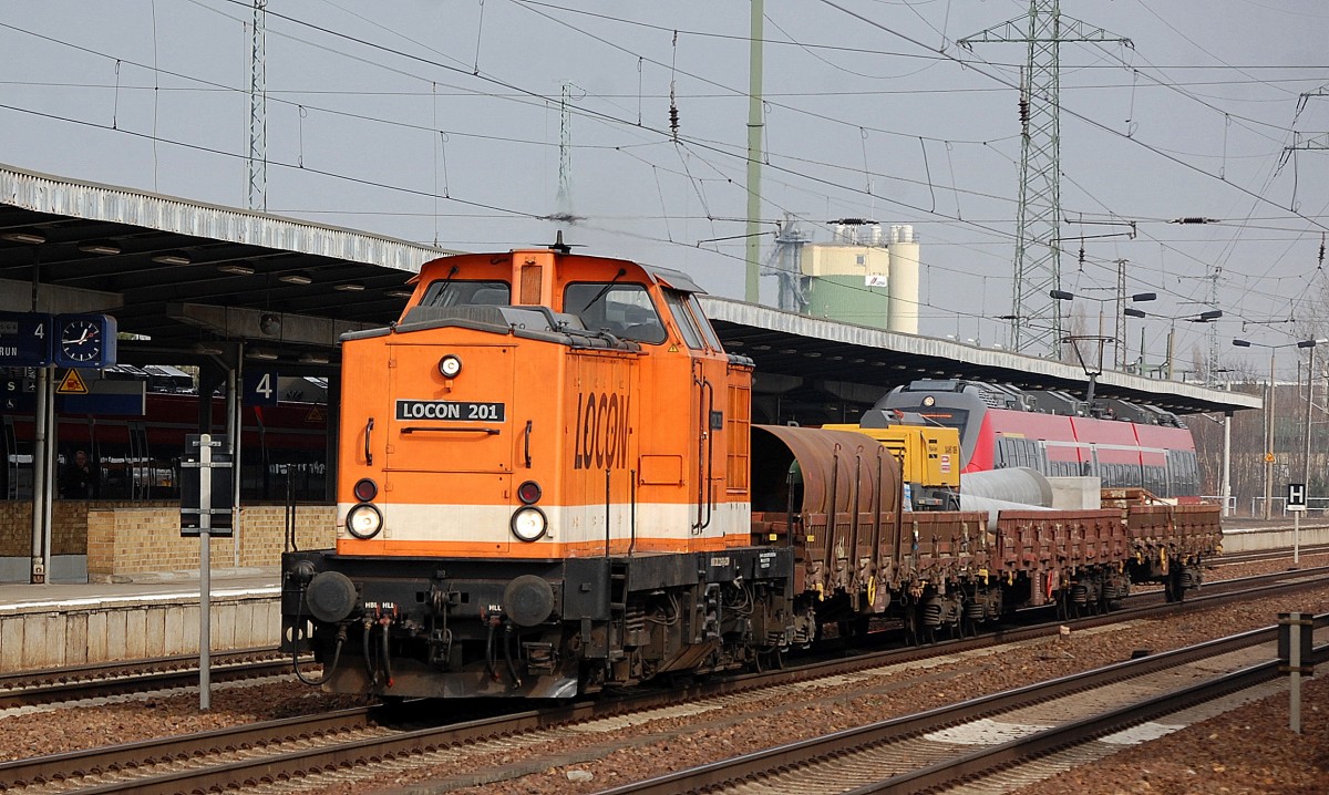 LOCON 201 (201 211-0) durchfährt mit einem Baustellenzug den Bhf. Flughafen Berlin-Schönefeld, 04.03.14