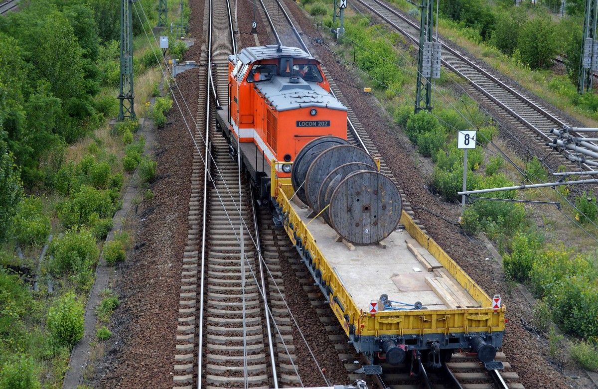 LOCON 202 (201 222-7) verlässt mit einem Kranschutzwagen der Fa. LAT mit Kabelrollen beladen eine Bahnbaustelle am ehemaligen Gbf. Berlin-Moabit am 17.06.14 Berlin-Putlitzbrücke. 