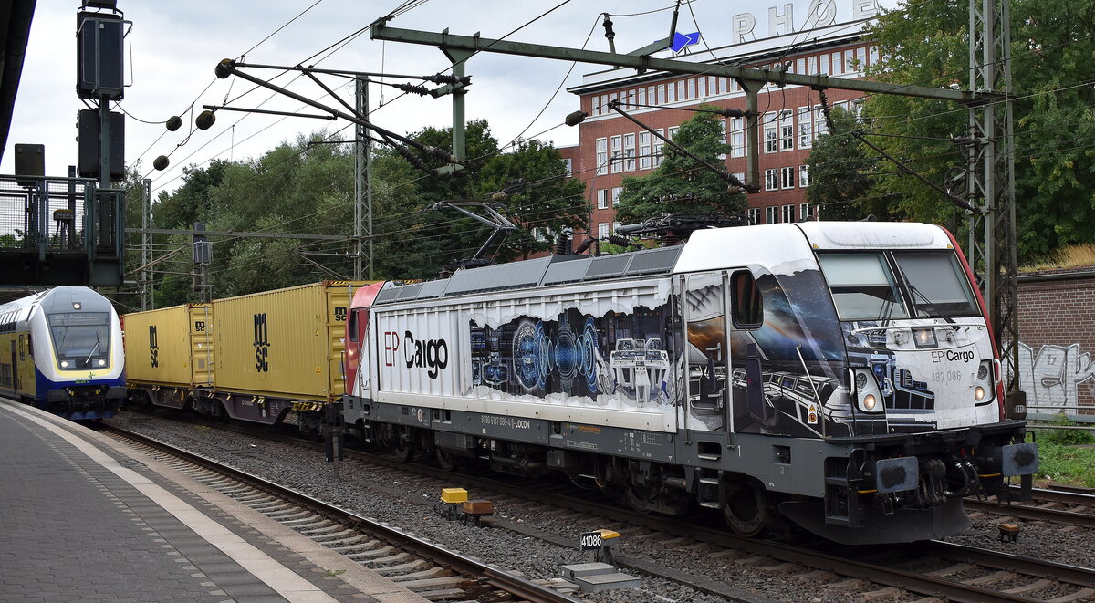  LOCON LOGISTIK & CONSULTING AG, Berlin [D] mit der EPCI - EP Cargo Invest, a.s.  Lok  187 086   [NVR-Nummer: 91 80 6187 086-4 D-LOCON] und einem Containerzug Richtung Hamburger Hafen am 07.08.26 H�he Bahnhof Hamburg-Harburg.
