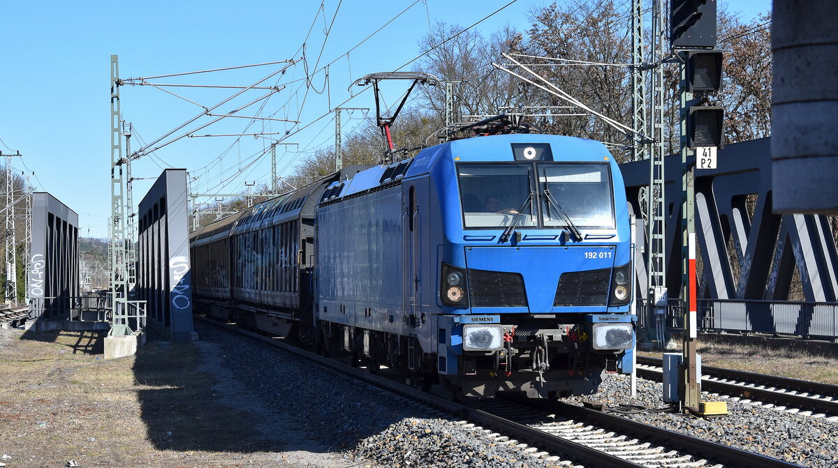 Locon Logistik und Consulting AG, Berlin mit der geleasten northrail Smatron  192 011  [NVR-Nummer: 91 80 6192 011-5 D-NRAIL] und einem Ganzzug Schiebewandwagen am 18.03.25 Höhe Bahnhof Michendorf.