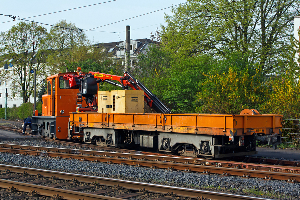 
Lok 101 der SWB (Stadtwerke Bonn Verkehrs GmbH) mit Arbeitswagen 8195 am 11.04.2011 vor dem Betriebshof in Bonn-Beuel. 