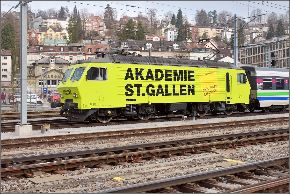Lok 18 der SOB alias 91 85 4 446 018-4 in eigentümlich fotogenem Licht vor dem Hochschulturm. Passend zum IG Schiene Schweiz Fotografentreffen. St.Gallen, März 2018.