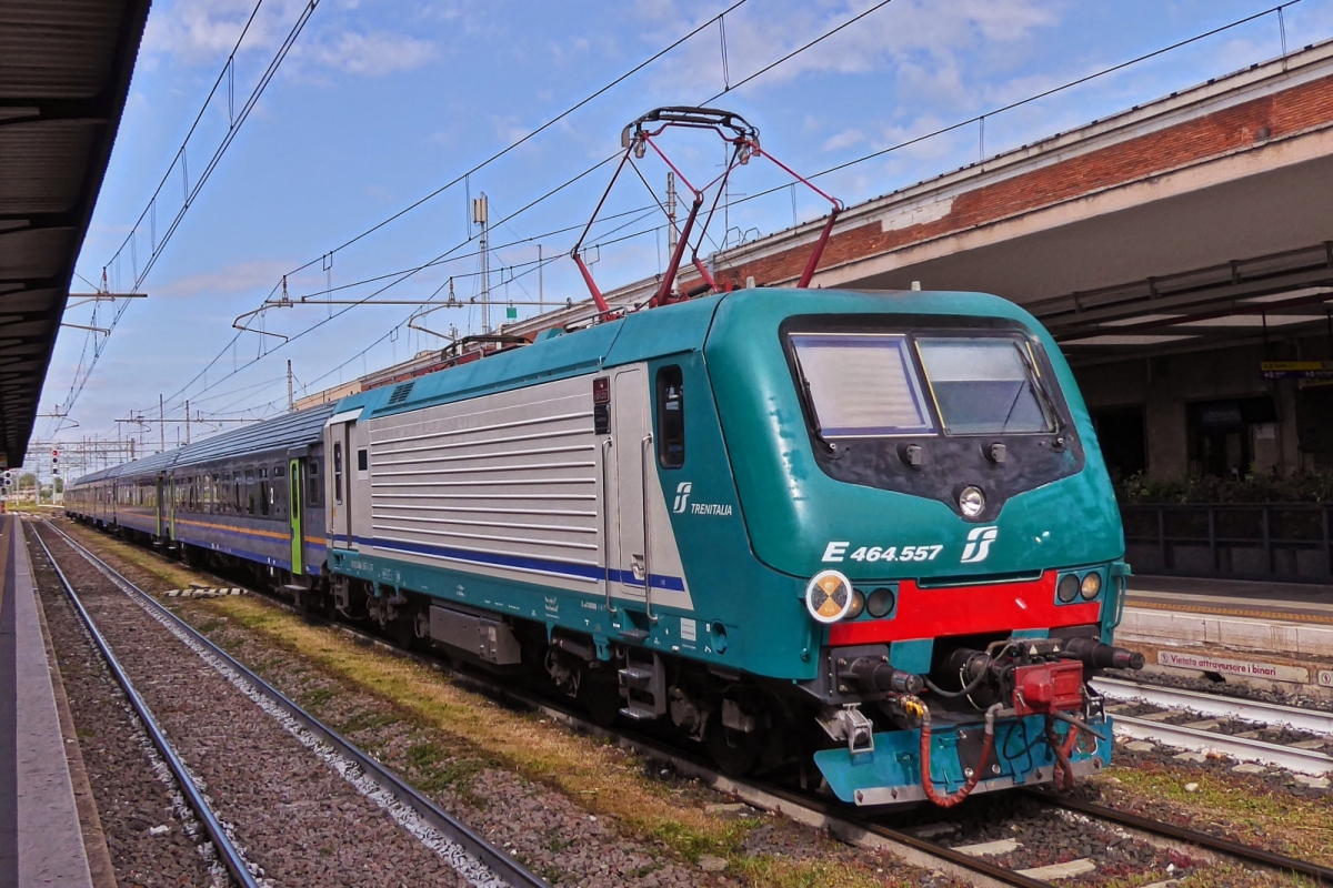 Lok E 464.557 wurde mit ihrem Zug auf einem Zwischengleis im Bahnhof von Verona Porta Nuova in Wartestellung abgestellt. 09.05.2025