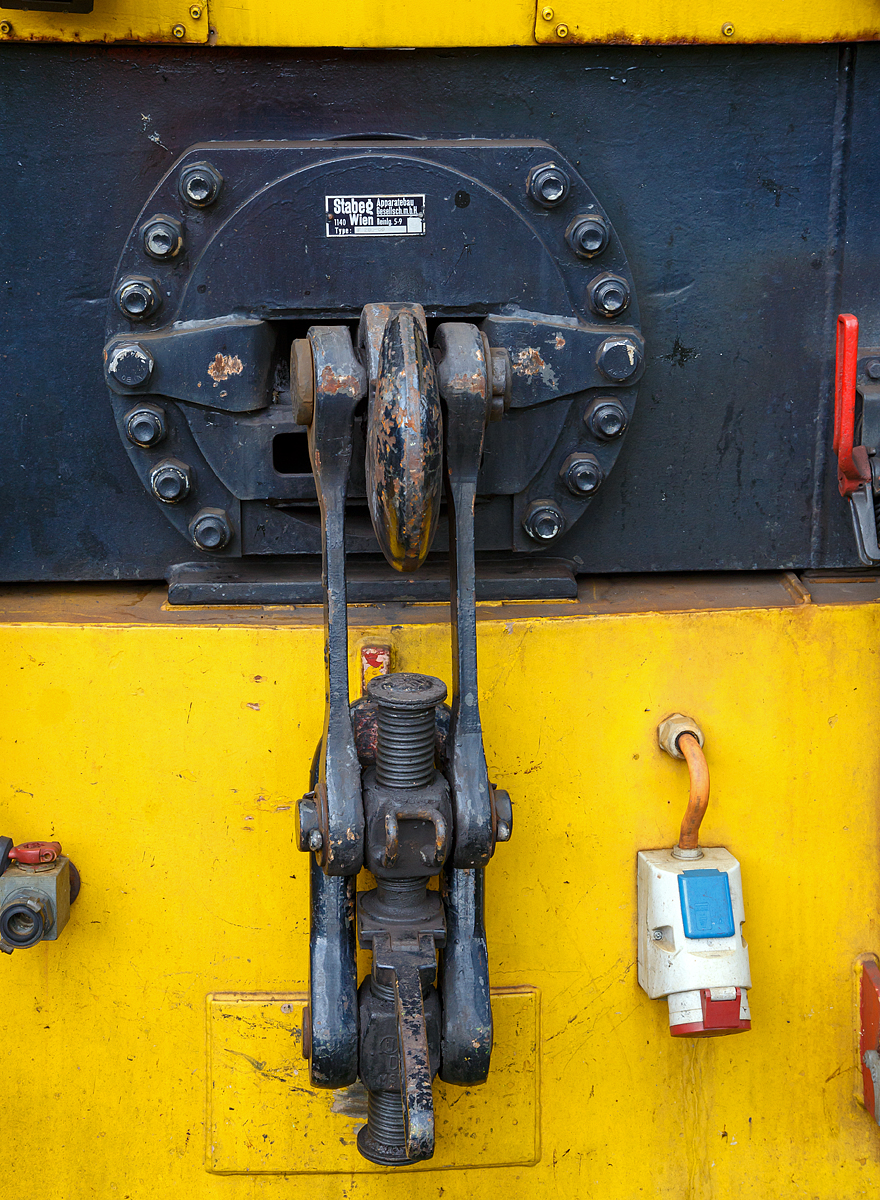 
Lok-Zugeinrichtung (Schraubenkupplung) vom Typ F 206-80 der STABEG Apparatebau GmbH (Wien), an dem LINSINGER Schienenfräszug SF 03 FFS, Schweres Nebenfahrzeug Nr. 99 80 9427 019-1 D-ALPHA (ex 97 33 07 502 18-5), der Alpha Rail Team GmbH & Co. KG, Berlin, abgestellt am 11.06.2016 in Betzdorf (Sieg).

Die in Europa wohl am weitesten verbreitete Kupplung bei Eisenbahnen ist die Schraubenkupplung. Sie beinhaltet an jeder Fahrzeugstirnseite einen mittig angeordneten Zughaken, an dem mit einem Bolzen die Kupplung befestigt ist. Die Kupplung besteht aus zwei Laschen, die mit einem Bolzen links und rechts des Zughakens angeschlagen sind und am anderen Ende mit gelenkig mit einer Mutter verbunden sind. In dieser Mutter ist das eine Ende der Spindel eingeschraubt, auf deren anderes Ende wiederum eine Mutter geschraubt ist, welche gelenkig mit dem Zugbügel verbunden ist. Diese 35 kg schwere Kupplung wird bei Nichtgebrauch unter dem Zughaken nach hinten geklappt und mit dem Zugbügel in einen Haken am Untergestell des Fahrzeugs eingehängt.

Zum Kuppeln wird bei einem Fahrzeug der Zugbügel aus dem Haken ausgehängt und in den Zughaken des anderen Fahrzeuges eingelegt. Darauf wird durch Drehen der Spindel, welche mit gegenläufigem Rundgewinde versehen ist, die Kupplung verkürzt. Damit die Spindel gedreht werden kann, befindet sich an dieser mittig ein klappbarer Handgriff, der Schwengel. Wenn die gewünschte Verkürzung erreicht worden ist, wird der Schwengel in die Schwengelsicherung, einen kleinen Haken an der Mutter, welche die beiden Laschen verbindet, eingelegt. Die Schwengelsicherung verhindert, dass sich die Spindel im Betrieb drehen kann und dadurch die Kupplung gelöst wird.

Obwohl zwischen zwei Fahrzeugen immer zwei Zughaken und zwei Kupplungen zur Verfügung stehen, wird jeweils zum Kuppeln nur ein Zughaken und eine Kupplung benutzt. Die nicht benutzten Teile dienen als Reserve und stellen sicher, dass auch nach dem Bruch einer Kupplung oder eines Zughakens die Fahrzeuge noch gekuppelt werden können. 

Weil die Schraubenkupplung nur Zugkräfte übertragen kann, müssen Fahrzeuge stets über Federpuffer verfügen, welche die Stoß- und Druckkräfte zwischen den Fahrzeugen aufnehmen können, wie sie beispielsweise beim Bremsen auftreten. Beim Kuppeln der Fahrzeuge wird in der Regel dafür gesorgt, dass die Puffer bereits beim stehenden Zug leicht eingedrückt sind. Dies wird erreicht, indem die Lokomotive die Wagen andrückt, bis die Kupplung in den Zughaken gelegt und die Spindel festgezogen ist.
