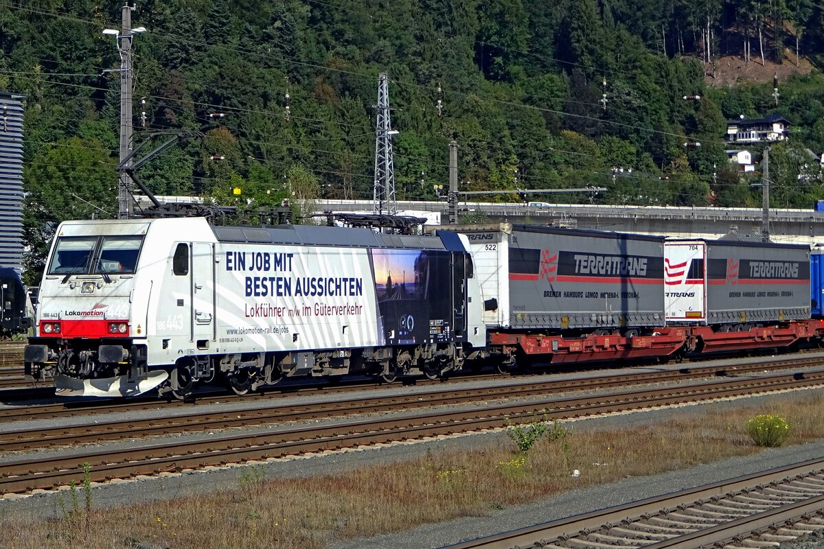 Lokomotion 186 443 treft mit ein KLV am 19 Mai 2018 in Kufstein ein.