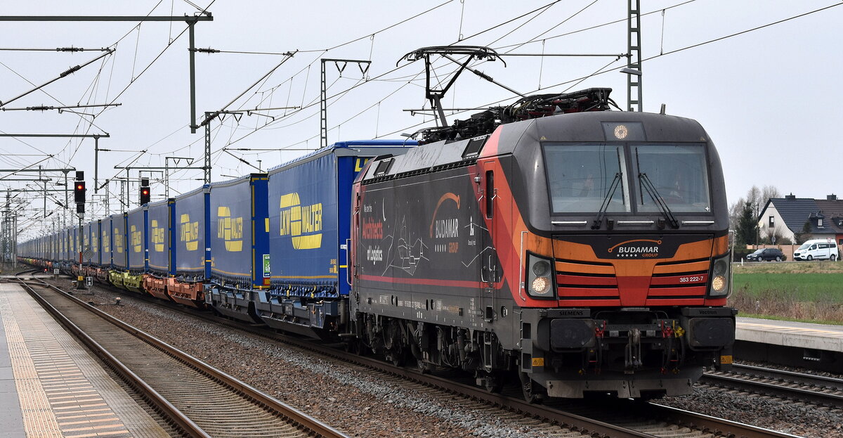 LOKORAIL, a.s., Bratislava [SK] mit der geleasten RSL- Rolling Stock Lease s.r.o. Vectron   383 222-7  [NVR-Nummer: 91 56 6383 222-7 SK-RAILL] und einem KLV-Zug am 24.03.26 Höhe Bahnhof Rodleben. Viele Grüße an den Tf.!!!