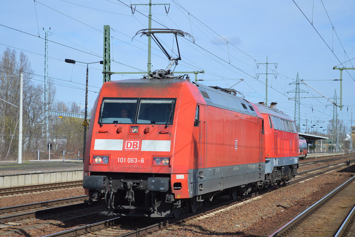 Lokzug, 218 839-9 hing am Haken von 101 063-6 am 22.03.17 Durchfahrt Bf. Flughafen Berlin-Schönefeld.