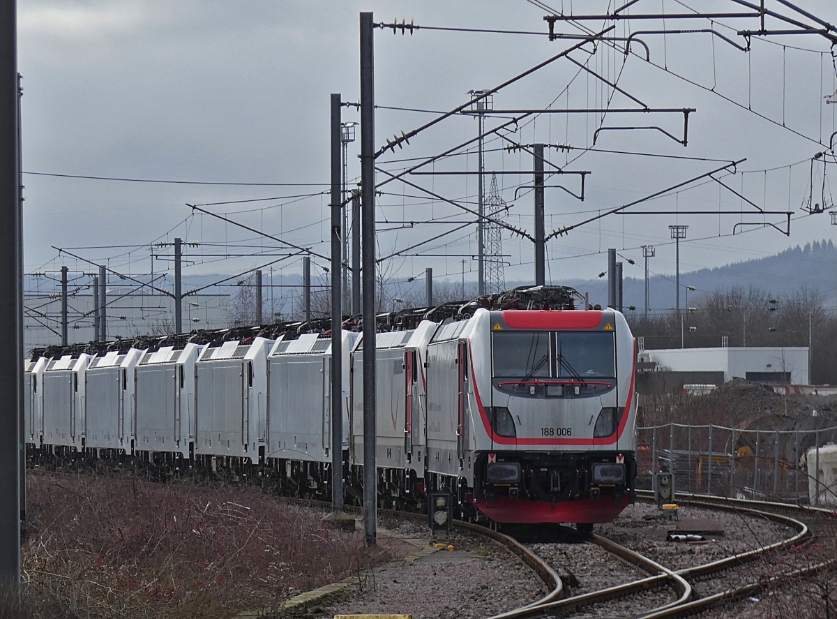 Lokzug mit 6 186 Maschinen f�r Akiem und Zwei Loks der BR 188 stehen am 04.02.2021 in Bettemburg auf einem Abstellgleis.Am Kopf steht 188 006 dahinter 188 005.
Wegen Weichenproblemen im n�chsten Bahnhof hatten wir hier den Zug verlassen, 
habe einen Platz am Ende des anderen Bahnsteiges gefunden um diesen Lokzug so zu fotografieren.
 