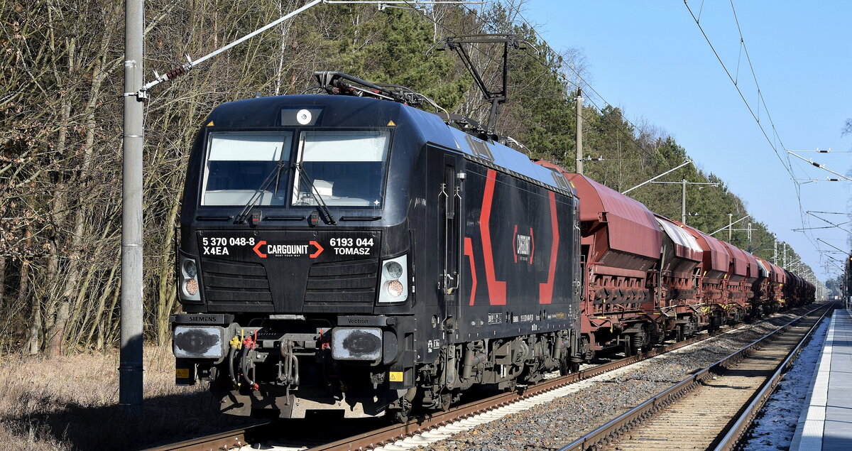 Lotos Kolej Sp. z o.o., Gdańsk [PL] mit der geleasten Cargounit Vectron  5370 048-8 , Name:  Tomazs (NVR:  91 51 5 370 048-8 PL-ID ) mit einem Ganzzug Schüttgutwagen mit Schwenkdach am 22.02.25 Höhe Bahnhof Jänschwalde Ost.