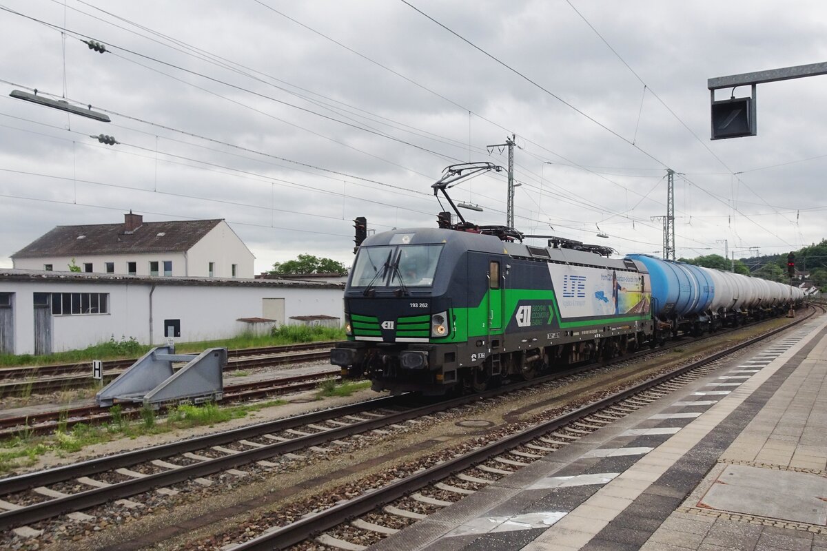 LTE 193 262 zieht ein Kesselwagenzug durch Treuchtlingen am 25 Mai 2022.