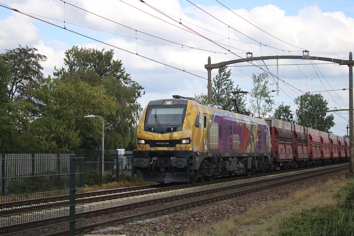 LTE 2019 317 zieht ein Kohlezug durch Hulten am 21 Augustus 2025.