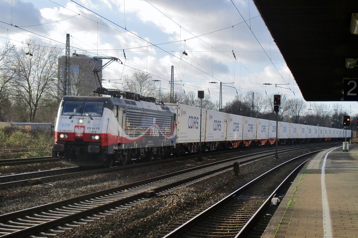 LTE Fahnenlok 189 212 wirbt für die KLV-Shuttle zwischen Rotterdam-Kijfhoek (NL) und Poznan-Franowo (PL), ein Erbgut von die ERS Railways Zeit von 189 212. Nach die Pleite von ERS Railways in April 2017 ubernam LTE diese Poznan-Shuttle. Am 28 Dezember 2017 ist 189212 mit ein andere KLV bei Oberhausen Osterfeld Süd unterwegs; die Poznan-Shuttlefahrt nicht uber Oberhausen, doch uber Rotterdam, Amersfoort, Rheine, Minden und Berlin. 