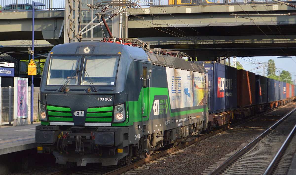 LTE Logistik- and Transport- GmbH mit der ELL Vectron  193 262  [NVR-Number: 91 80 6193 262-3 D-ELOC] und Containerzug am 17.05.18 Bf. Berlin-Hohenschönhausen.
