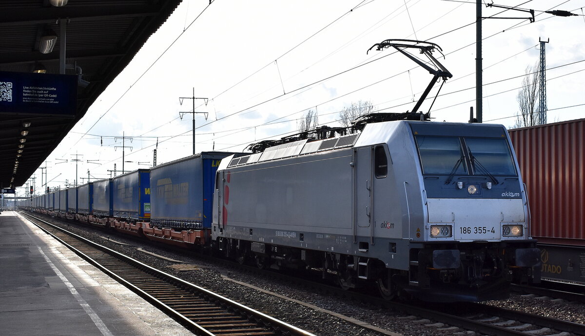 LTE Logistik- und Transport GmbH, Graz [A] mit der geleasten Akiem Lok  186 355-4  [NVR-Nummer: 91 80 6186 355-4 D-AKIEM] und einem KLV-Zug am 11.03.26 Höhe Bahnhof Schönefeld bei Berlin.