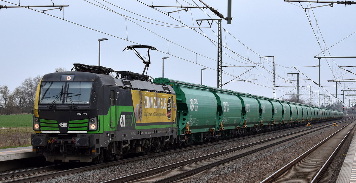 LTE Logistik und Transport GmbH, Graz [A] mit der geleasten ELL Vectron  193 740  [NVR-Nummer: 91 80 6193 740-8 D-ELOC] und einem Getreidezug am 24.03.26 Höhe Bahnhof Rodleben.