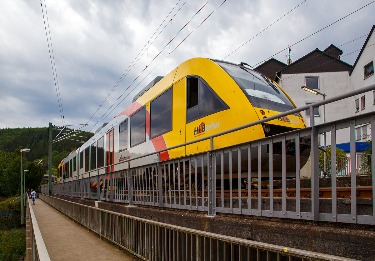 
Mal eine andere Perspektive und Ansicht....
Der VT 263 (95 80 0648 163-3 D-HEB / 95 80 0648 663-2 D-HEB) ein Alstom Coradia LINT 41 der HLB (Hessische Landesbahn), als RB 93  Rothaarbahn  (Bad Berleburg - Kreuztal -Siegen - Betzdorf), fährt am 27.07.2019 über die Siegbrücke und erreicht den Zielbahnhof Betzdorf (Sieg).

