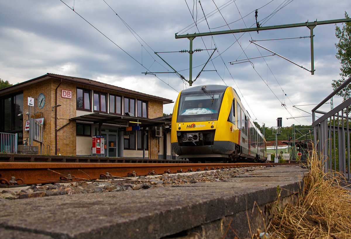 Mal eine andere Perspektive und Ansicht....
Der VT 253 (95 80 0648 153-4 D-HEB / 95 80 0648 653-3 D-HEB) ein Alstom Coradia LINT 41 der HLB (Hessische Landesbahn) verlässt am 27.07.2019, als RB 93  Rothaarbahn  (Betzdorf – Siegen – Kreuztal - Bad Berleburg), den Bahnhof Betzdorf (Sieg).
Mein Fotostandpunkt war die Fußgängerbrücke neben der Eisenbahnbrücke.